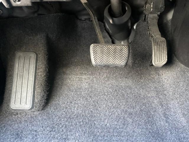 2013 Magnetic Gray Metallic /Ash Toyota RAV4 Limited LOW MILES 41,052 1 OWNER (2T3YFREVXDW) with an 2.5L DOHC SFI 16-Valve I4 Engine engine, Automatic transmission, located at 4701 North Dixie Hwy, Pompano Beach, FL, 33064, (954) 422-2889, 26.240938, -80.123474 - OUR WEBPAGE FLORIDACARS1.COM HAS OVER 100 PHOTOS AND FREE CARFAX LINK 2013 TOYOTA RAV4 LIMITED LEATHER SUNROOF THIS IS THE MOST LOADED RAV4 WE'VE EVER LISTED VIN: 2T3YFREVXDW067801 2 T 3 Y F R E V X D W 0 6 7 8 0 1 4 DOOR WAGON/SPORT UTILITY 2.5L I4 F DOHC 16V GASOLINE 31 MPG FRONT WHEEL DRIVE Featu - Photo#55