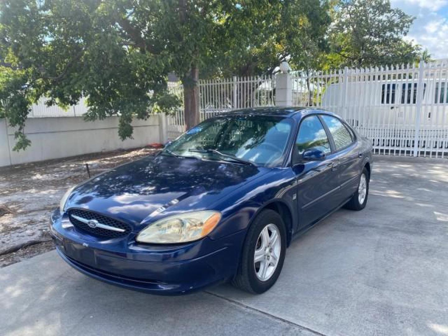 2000 Medium Royal Blue Metallic /Medium Graphite Ford Taurus SEL (1FAFP56S0YA) with an 3.0L DOHC SMPI 24-Valve V6 Duratec Engine engine, Automatic transmission, located at 4701 North Dixie Hwy, Pompano Beach, FL, 33064, (954) 422-2889, 26.240938, -80.123474 - OUR WEBPAGE FLORIDACARS1.COM HAS OVER 100 PHOTOS AND FREE CARFAX LINK 2000 FORD TAURUS SEL VIN: 1FAFP56S0YA125006 1 F A F P 5 6 S 0 Y A 1 2 5 0 0 6 SEDAN 4 DR 3.0L V6 F DOHC 24V GASOLINE 28 MPG FRONT WHEEL DRIVE Features ABS Brakes Air Conditioning Alloy Wheels AM/FM Stereo Automatic Transmission Au - Photo#3