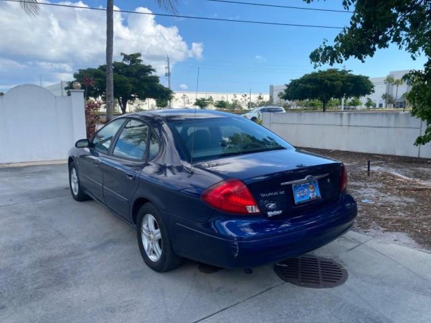 2000 Medium Royal Blue Metallic /Medium Graphite Ford Taurus SEL (1FAFP56S0YA) with an 3.0L DOHC SMPI 24-Valve V6 Duratec Engine engine, Automatic transmission, located at 4701 North Dixie Hwy, Pompano Beach, FL, 33064, (954) 422-2889, 26.240938, -80.123474 - OUR WEBPAGE FLORIDACARS1.COM HAS OVER 100 PHOTOS AND FREE CARFAX LINK 2000 FORD TAURUS SEL VIN: 1FAFP56S0YA125006 1 F A F P 5 6 S 0 Y A 1 2 5 0 0 6 SEDAN 4 DR 3.0L V6 F DOHC 24V GASOLINE 28 MPG FRONT WHEEL DRIVE Features ABS Brakes Air Conditioning Alloy Wheels AM/FM Stereo Automatic Transmission Au - Photo#5