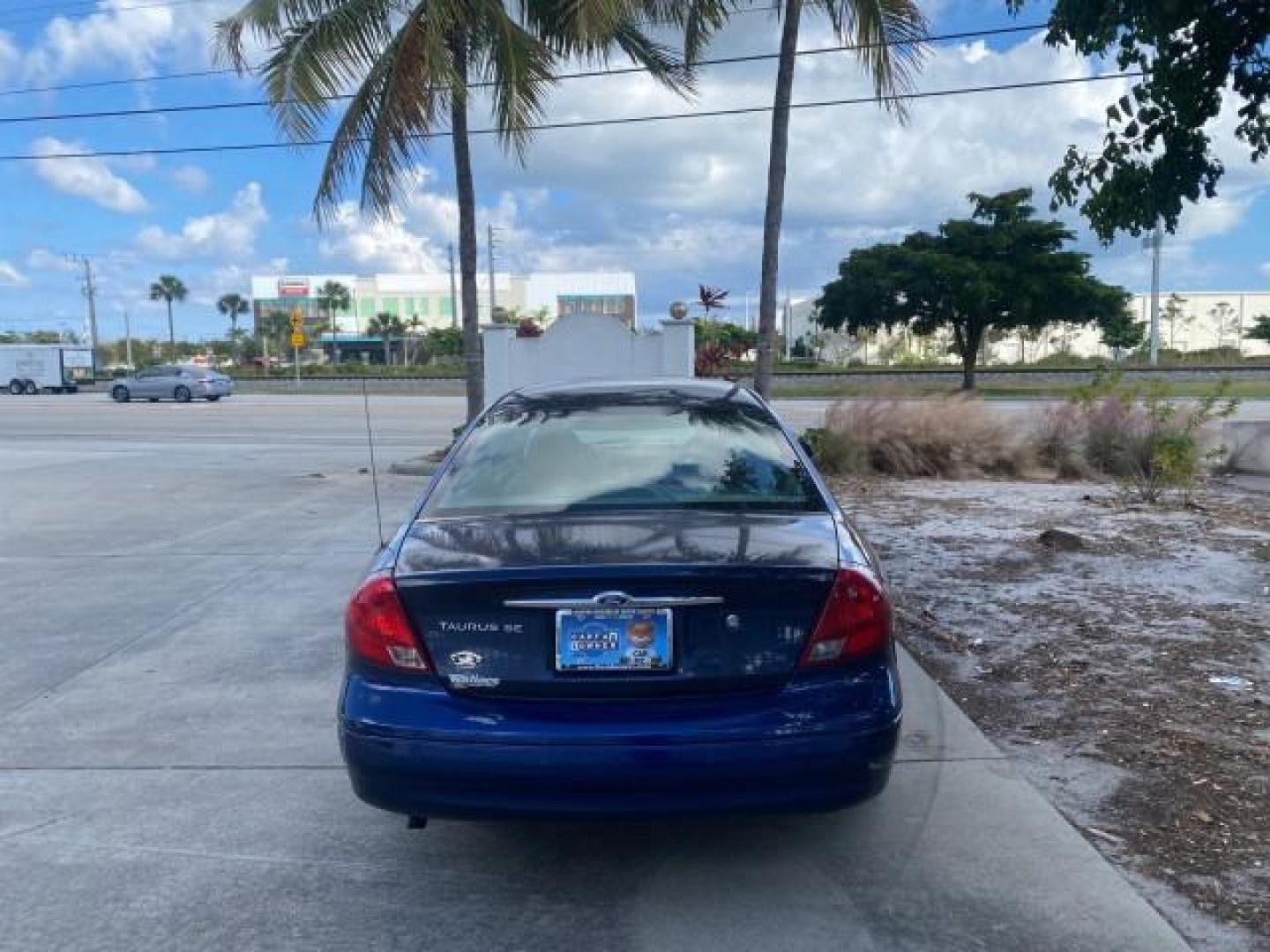2000 Medium Royal Blue Metallic /Medium Graphite Ford Taurus SEL (1FAFP56S0YA) with an 3.0L DOHC SMPI 24-Valve V6 Duratec Engine engine, Automatic transmission, located at 4701 North Dixie Hwy, Pompano Beach, FL, 33064, (954) 422-2889, 26.240938, -80.123474 - OUR WEBPAGE FLORIDACARS1.COM HAS OVER 100 PHOTOS AND FREE CARFAX LINK 2000 FORD TAURUS SEL VIN: 1FAFP56S0YA125006 1 F A F P 5 6 S 0 Y A 1 2 5 0 0 6 SEDAN 4 DR 3.0L V6 F DOHC 24V GASOLINE 28 MPG FRONT WHEEL DRIVE Features ABS Brakes Air Conditioning Alloy Wheels AM/FM Stereo Automatic Transmission Au - Photo#6