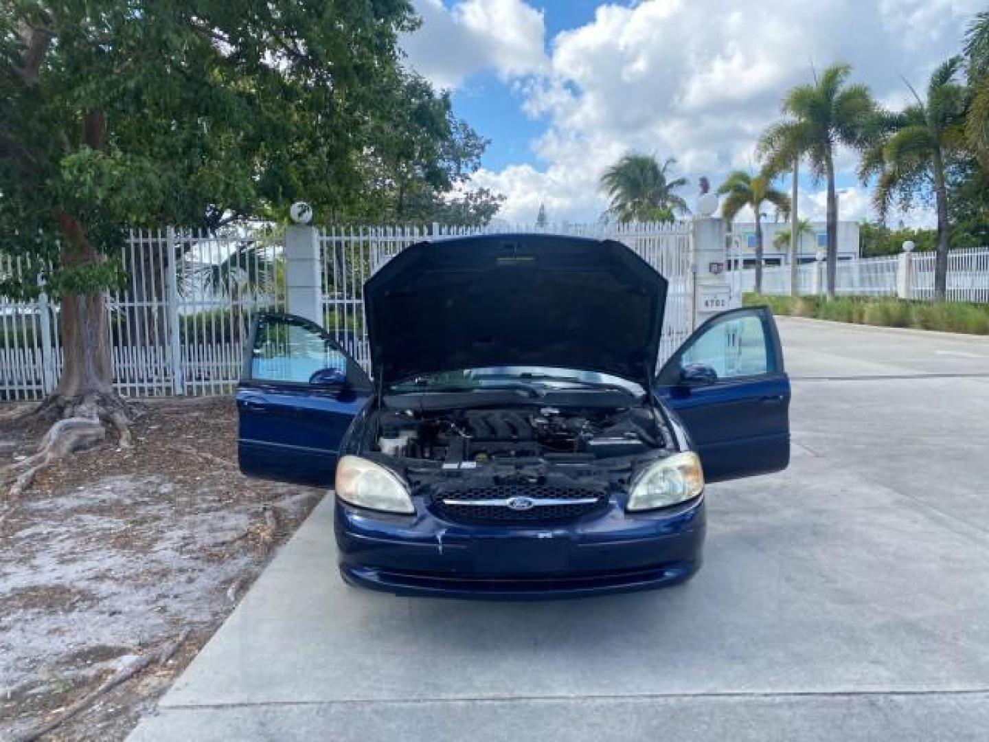 2000 Medium Royal Blue Metallic /Medium Graphite Ford Taurus SEL (1FAFP56S0YA) with an 3.0L DOHC SMPI 24-Valve V6 Duratec Engine engine, Automatic transmission, located at 4701 North Dixie Hwy, Pompano Beach, FL, 33064, (954) 422-2889, 26.240938, -80.123474 - OUR WEBPAGE FLORIDACARS1.COM HAS OVER 100 PHOTOS AND FREE CARFAX LINK 2000 FORD TAURUS SEL VIN: 1FAFP56S0YA125006 1 F A F P 5 6 S 0 Y A 1 2 5 0 0 6 SEDAN 4 DR 3.0L V6 F DOHC 24V GASOLINE 28 MPG FRONT WHEEL DRIVE Features ABS Brakes Air Conditioning Alloy Wheels AM/FM Stereo Automatic Transmission Au - Photo#16