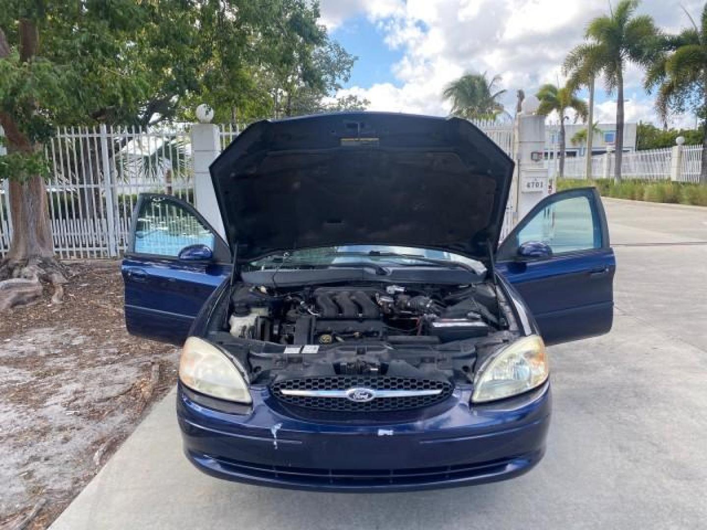 2000 Medium Royal Blue Metallic /Medium Graphite Ford Taurus SEL (1FAFP56S0YA) with an 3.0L DOHC SMPI 24-Valve V6 Duratec Engine engine, Automatic transmission, located at 4701 North Dixie Hwy, Pompano Beach, FL, 33064, (954) 422-2889, 26.240938, -80.123474 - OUR WEBPAGE FLORIDACARS1.COM HAS OVER 100 PHOTOS AND FREE CARFAX LINK 2000 FORD TAURUS SEL VIN: 1FAFP56S0YA125006 1 F A F P 5 6 S 0 Y A 1 2 5 0 0 6 SEDAN 4 DR 3.0L V6 F DOHC 24V GASOLINE 28 MPG FRONT WHEEL DRIVE Features ABS Brakes Air Conditioning Alloy Wheels AM/FM Stereo Automatic Transmission Au - Photo#17