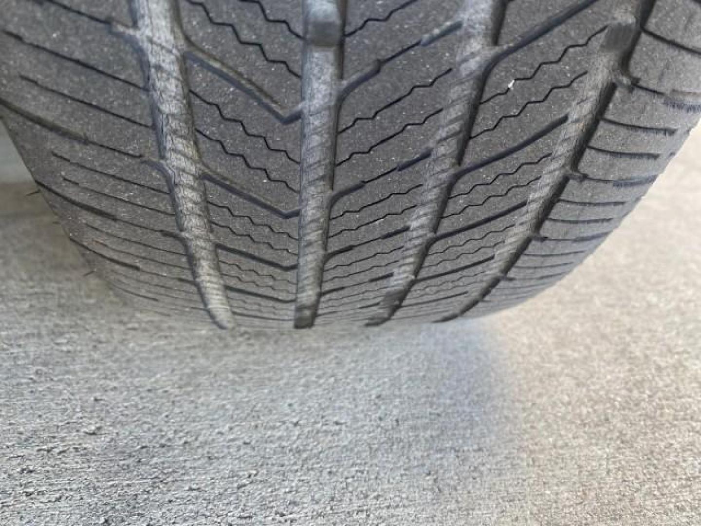 2000 Medium Royal Blue Metallic /Medium Graphite Ford Taurus SEL (1FAFP56S0YA) with an 3.0L DOHC SMPI 24-Valve V6 Duratec Engine engine, Automatic transmission, located at 4701 North Dixie Hwy, Pompano Beach, FL, 33064, (954) 422-2889, 26.240938, -80.123474 - OUR WEBPAGE FLORIDACARS1.COM HAS OVER 100 PHOTOS AND FREE CARFAX LINK 2000 FORD TAURUS SEL VIN: 1FAFP56S0YA125006 1 F A F P 5 6 S 0 Y A 1 2 5 0 0 6 SEDAN 4 DR 3.0L V6 F DOHC 24V GASOLINE 28 MPG FRONT WHEEL DRIVE Features ABS Brakes Air Conditioning Alloy Wheels AM/FM Stereo Automatic Transmission Au - Photo#20