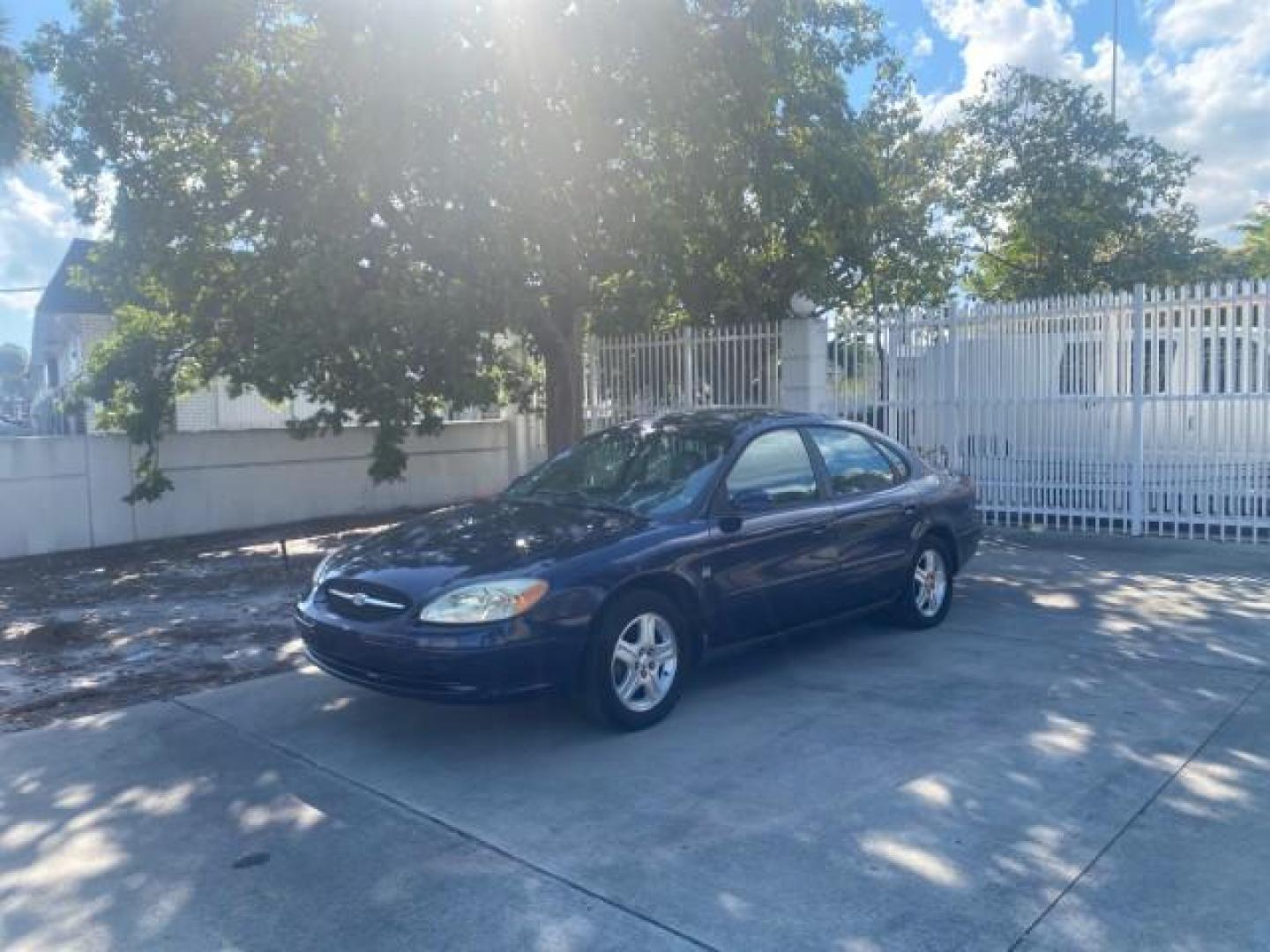 2000 Medium Royal Blue Metallic /Medium Graphite Ford Taurus SEL (1FAFP56S0YA) with an 3.0L DOHC SMPI 24-Valve V6 Duratec Engine engine, Automatic transmission, located at 4701 North Dixie Hwy, Pompano Beach, FL, 33064, (954) 422-2889, 26.240938, -80.123474 - OUR WEBPAGE FLORIDACARS1.COM HAS OVER 100 PHOTOS AND FREE CARFAX LINK 2000 FORD TAURUS SEL VIN: 1FAFP56S0YA125006 1 F A F P 5 6 S 0 Y A 1 2 5 0 0 6 SEDAN 4 DR 3.0L V6 F DOHC 24V GASOLINE 28 MPG FRONT WHEEL DRIVE Features ABS Brakes Air Conditioning Alloy Wheels AM/FM Stereo Automatic Transmission Au - Photo#29