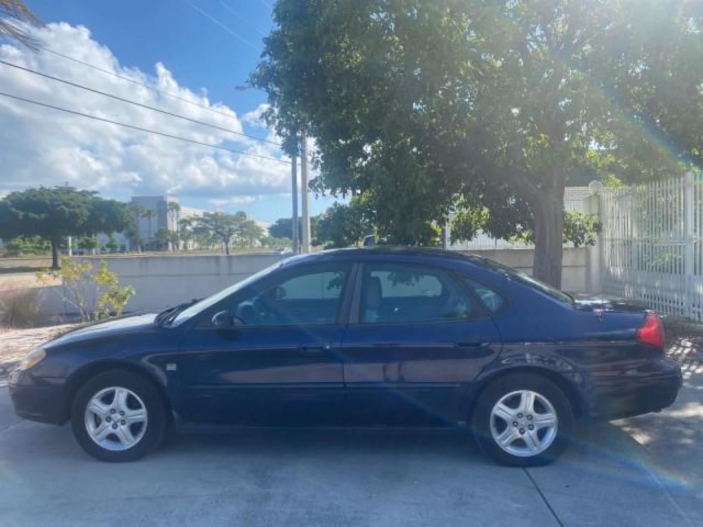 2000 Medium Royal Blue Metallic /Medium Graphite Ford Taurus SEL (1FAFP56S0YA) with an 3.0L DOHC SMPI 24-Valve V6 Duratec Engine engine, Automatic transmission, located at 4701 North Dixie Hwy, Pompano Beach, FL, 33064, (954) 422-2889, 26.240938, -80.123474 - OUR WEBPAGE FLORIDACARS1.COM HAS OVER 100 PHOTOS AND FREE CARFAX LINK 2000 FORD TAURUS SEL VIN: 1FAFP56S0YA125006 1 F A F P 5 6 S 0 Y A 1 2 5 0 0 6 SEDAN 4 DR 3.0L V6 F DOHC 24V GASOLINE 28 MPG FRONT WHEEL DRIVE Features ABS Brakes Air Conditioning Alloy Wheels AM/FM Stereo Automatic Transmission Au - Photo#32