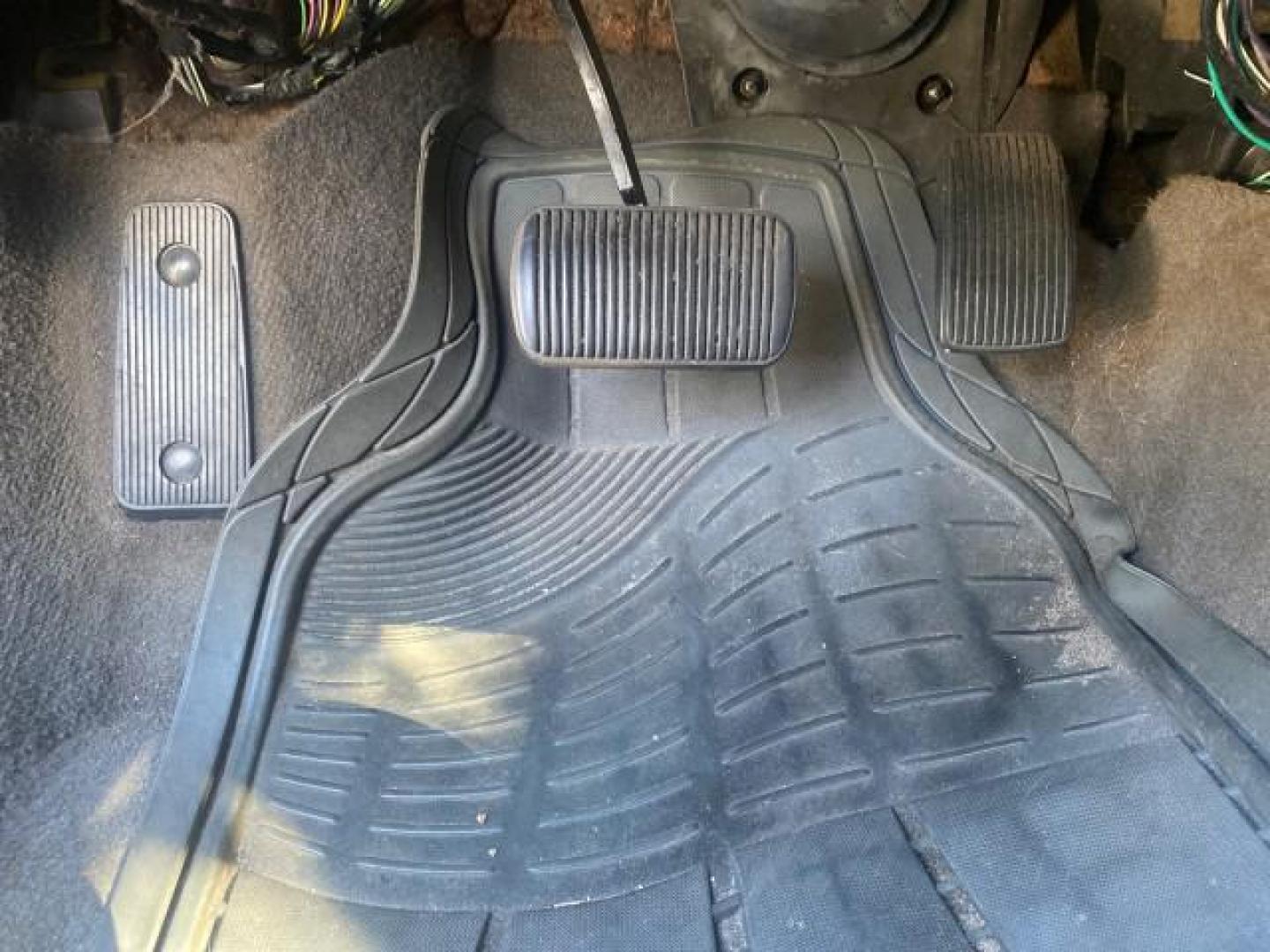 2000 Medium Royal Blue Metallic /Medium Graphite Ford Taurus SEL (1FAFP56S0YA) with an 3.0L DOHC SMPI 24-Valve V6 Duratec Engine engine, Automatic transmission, located at 4701 North Dixie Hwy, Pompano Beach, FL, 33064, (954) 422-2889, 26.240938, -80.123474 - OUR WEBPAGE FLORIDACARS1.COM HAS OVER 100 PHOTOS AND FREE CARFAX LINK 2000 FORD TAURUS SEL VIN: 1FAFP56S0YA125006 1 F A F P 5 6 S 0 Y A 1 2 5 0 0 6 SEDAN 4 DR 3.0L V6 F DOHC 24V GASOLINE 28 MPG FRONT WHEEL DRIVE Features ABS Brakes Air Conditioning Alloy Wheels AM/FM Stereo Automatic Transmission Au - Photo#54