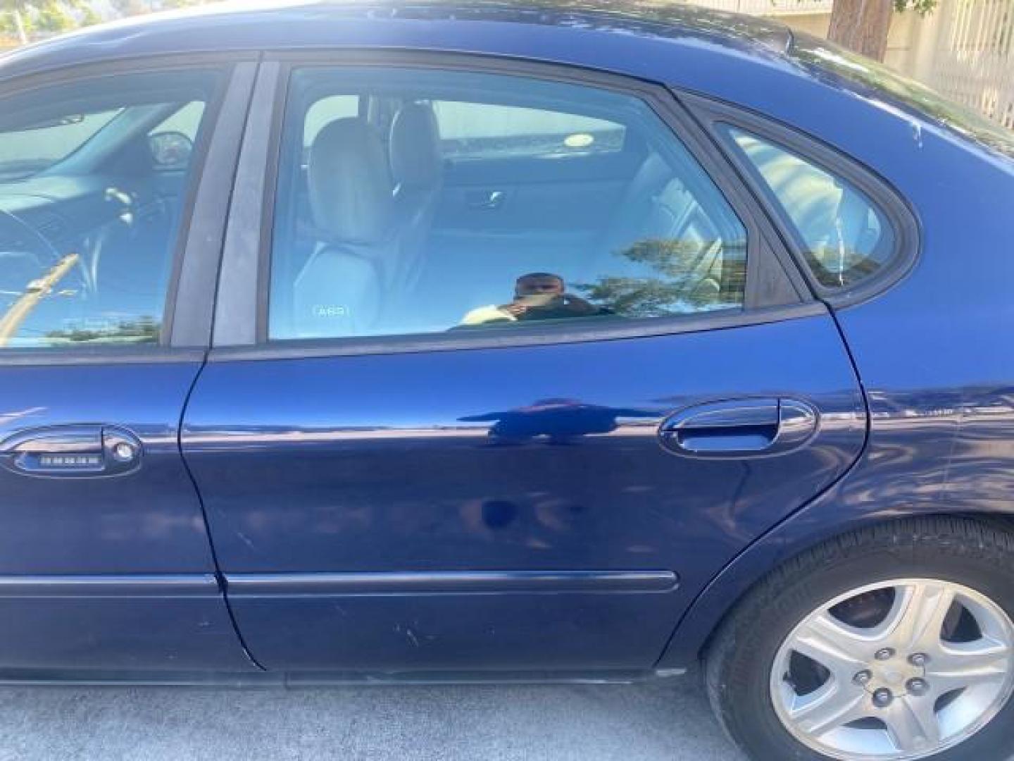 2000 Medium Royal Blue Metallic /Medium Graphite Ford Taurus SEL (1FAFP56S0YA) with an 3.0L DOHC SMPI 24-Valve V6 Duratec Engine engine, Automatic transmission, located at 4701 North Dixie Hwy, Pompano Beach, FL, 33064, (954) 422-2889, 26.240938, -80.123474 - OUR WEBPAGE FLORIDACARS1.COM HAS OVER 100 PHOTOS AND FREE CARFAX LINK 2000 FORD TAURUS SEL VIN: 1FAFP56S0YA125006 1 F A F P 5 6 S 0 Y A 1 2 5 0 0 6 SEDAN 4 DR 3.0L V6 F DOHC 24V GASOLINE 28 MPG FRONT WHEEL DRIVE Features ABS Brakes Air Conditioning Alloy Wheels AM/FM Stereo Automatic Transmission Au - Photo#71