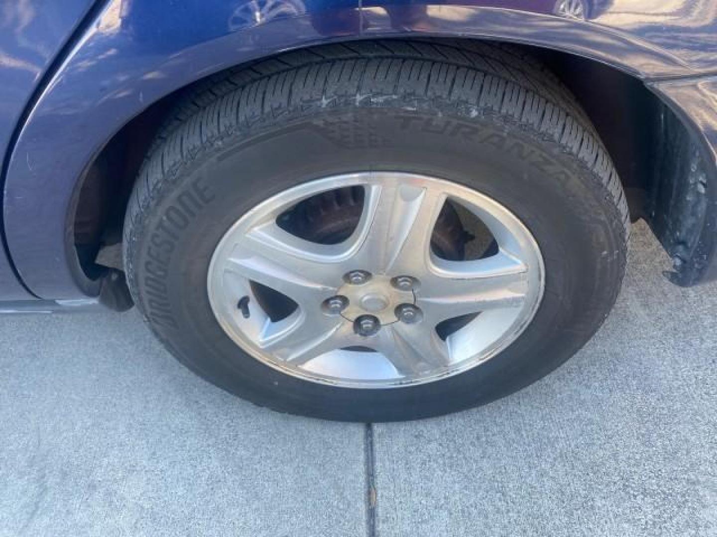 2000 Medium Royal Blue Metallic /Medium Graphite Ford Taurus SEL (1FAFP56S0YA) with an 3.0L DOHC SMPI 24-Valve V6 Duratec Engine engine, Automatic transmission, located at 4701 North Dixie Hwy, Pompano Beach, FL, 33064, (954) 422-2889, 26.240938, -80.123474 - OUR WEBPAGE FLORIDACARS1.COM HAS OVER 100 PHOTOS AND FREE CARFAX LINK 2000 FORD TAURUS SEL VIN: 1FAFP56S0YA125006 1 F A F P 5 6 S 0 Y A 1 2 5 0 0 6 SEDAN 4 DR 3.0L V6 F DOHC 24V GASOLINE 28 MPG FRONT WHEEL DRIVE Features ABS Brakes Air Conditioning Alloy Wheels AM/FM Stereo Automatic Transmission Au - Photo#81