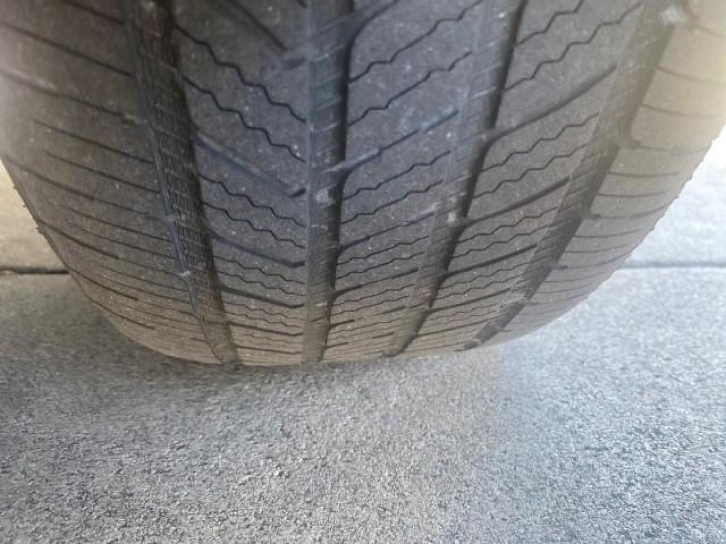 2000 Medium Royal Blue Metallic /Medium Graphite Ford Taurus SEL (1FAFP56S0YA) with an 3.0L DOHC SMPI 24-Valve V6 Duratec Engine engine, Automatic transmission, located at 4701 North Dixie Hwy, Pompano Beach, FL, 33064, (954) 422-2889, 26.240938, -80.123474 - OUR WEBPAGE FLORIDACARS1.COM HAS OVER 100 PHOTOS AND FREE CARFAX LINK 2000 FORD TAURUS SEL VIN: 1FAFP56S0YA125006 1 F A F P 5 6 S 0 Y A 1 2 5 0 0 6 SEDAN 4 DR 3.0L V6 F DOHC 24V GASOLINE 28 MPG FRONT WHEEL DRIVE Features ABS Brakes Air Conditioning Alloy Wheels AM/FM Stereo Automatic Transmission Au - Photo#82