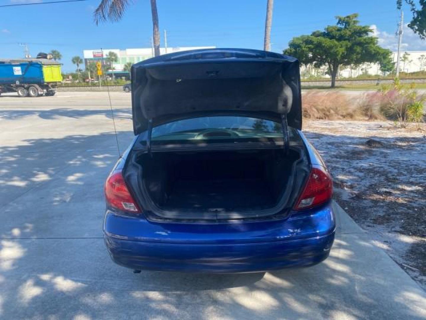 2000 Medium Royal Blue Metallic /Medium Graphite Ford Taurus SEL (1FAFP56S0YA) with an 3.0L DOHC SMPI 24-Valve V6 Duratec Engine engine, Automatic transmission, located at 4701 North Dixie Hwy, Pompano Beach, FL, 33064, (954) 422-2889, 26.240938, -80.123474 - OUR WEBPAGE FLORIDACARS1.COM HAS OVER 100 PHOTOS AND FREE CARFAX LINK 2000 FORD TAURUS SEL VIN: 1FAFP56S0YA125006 1 F A F P 5 6 S 0 Y A 1 2 5 0 0 6 SEDAN 4 DR 3.0L V6 F DOHC 24V GASOLINE 28 MPG FRONT WHEEL DRIVE Features ABS Brakes Air Conditioning Alloy Wheels AM/FM Stereo Automatic Transmission Au - Photo#87