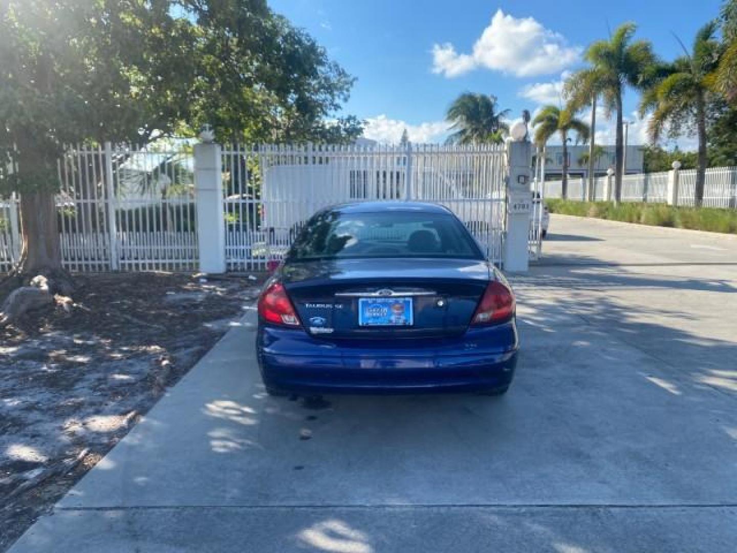 2000 Medium Royal Blue Metallic /Medium Graphite Ford Taurus SEL (1FAFP56S0YA) with an 3.0L DOHC SMPI 24-Valve V6 Duratec Engine engine, Automatic transmission, located at 4701 North Dixie Hwy, Pompano Beach, FL, 33064, (954) 422-2889, 26.240938, -80.123474 - OUR WEBPAGE FLORIDACARS1.COM HAS OVER 100 PHOTOS AND FREE CARFAX LINK 2000 FORD TAURUS SEL VIN: 1FAFP56S0YA125006 1 F A F P 5 6 S 0 Y A 1 2 5 0 0 6 SEDAN 4 DR 3.0L V6 F DOHC 24V GASOLINE 28 MPG FRONT WHEEL DRIVE Features ABS Brakes Air Conditioning Alloy Wheels AM/FM Stereo Automatic Transmission Au - Photo#90