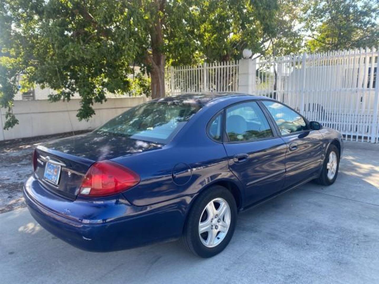2000 Medium Royal Blue Metallic /Medium Graphite Ford Taurus SEL (1FAFP56S0YA) with an 3.0L DOHC SMPI 24-Valve V6 Duratec Engine engine, Automatic transmission, located at 4701 North Dixie Hwy, Pompano Beach, FL, 33064, (954) 422-2889, 26.240938, -80.123474 - OUR WEBPAGE FLORIDACARS1.COM HAS OVER 100 PHOTOS AND FREE CARFAX LINK 2000 FORD TAURUS SEL VIN: 1FAFP56S0YA125006 1 F A F P 5 6 S 0 Y A 1 2 5 0 0 6 SEDAN 4 DR 3.0L V6 F DOHC 24V GASOLINE 28 MPG FRONT WHEEL DRIVE Features ABS Brakes Air Conditioning Alloy Wheels AM/FM Stereo Automatic Transmission Au - Photo#93