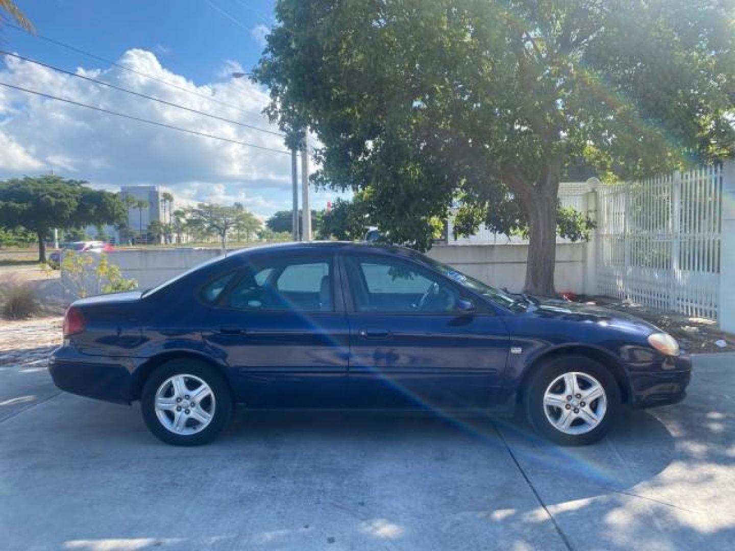 2000 Medium Royal Blue Metallic /Medium Graphite Ford Taurus SEL (1FAFP56S0YA) with an 3.0L DOHC SMPI 24-Valve V6 Duratec Engine engine, Automatic transmission, located at 4701 North Dixie Hwy, Pompano Beach, FL, 33064, (954) 422-2889, 26.240938, -80.123474 - OUR WEBPAGE FLORIDACARS1.COM HAS OVER 100 PHOTOS AND FREE CARFAX LINK 2000 FORD TAURUS SEL VIN: 1FAFP56S0YA125006 1 F A F P 5 6 S 0 Y A 1 2 5 0 0 6 SEDAN 4 DR 3.0L V6 F DOHC 24V GASOLINE 28 MPG FRONT WHEEL DRIVE Features ABS Brakes Air Conditioning Alloy Wheels AM/FM Stereo Automatic Transmission Au - Photo#94