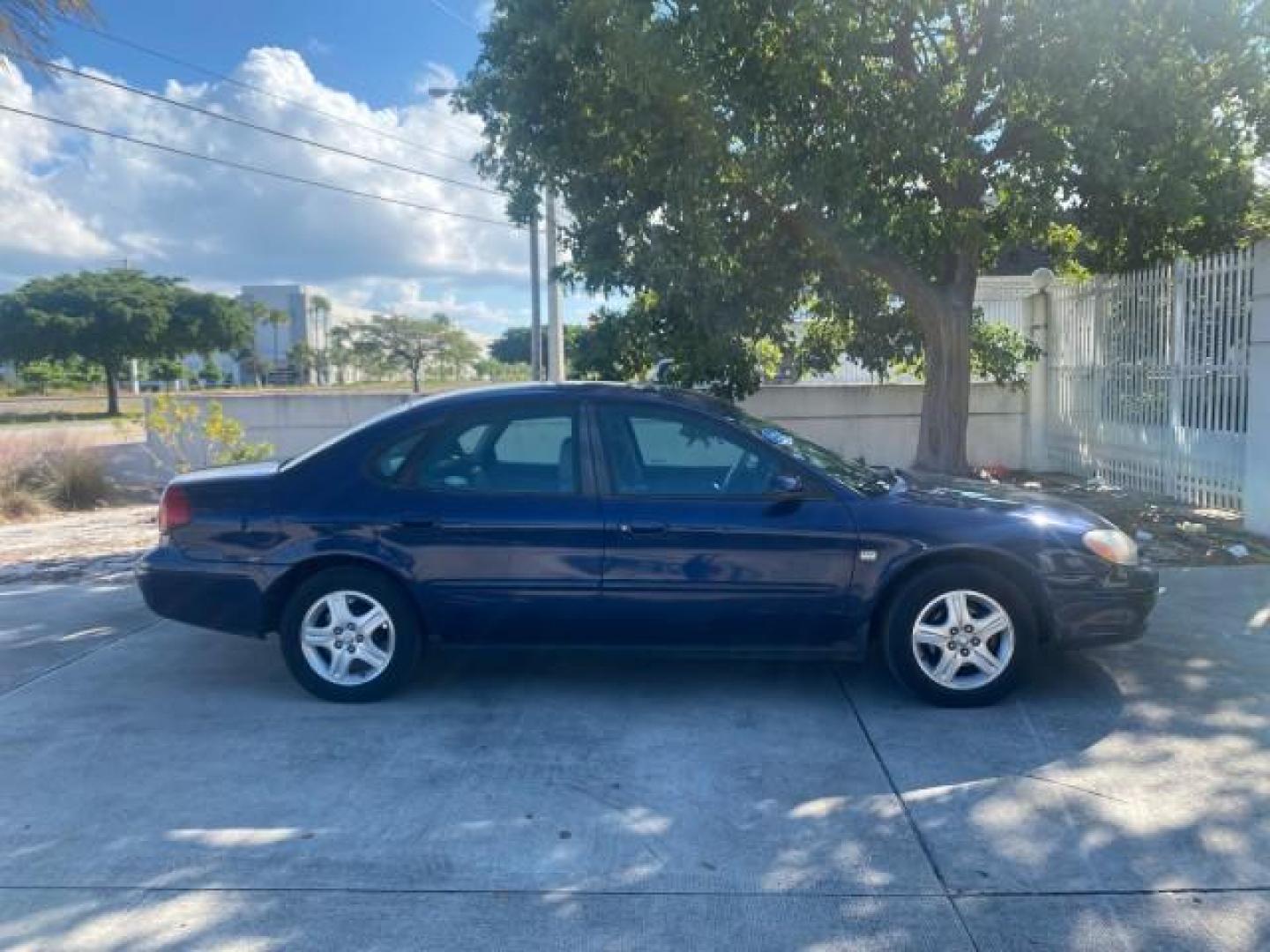 2000 Medium Royal Blue Metallic /Medium Graphite Ford Taurus SEL (1FAFP56S0YA) with an 3.0L DOHC SMPI 24-Valve V6 Duratec Engine engine, Automatic transmission, located at 4701 North Dixie Hwy, Pompano Beach, FL, 33064, (954) 422-2889, 26.240938, -80.123474 - OUR WEBPAGE FLORIDACARS1.COM HAS OVER 100 PHOTOS AND FREE CARFAX LINK 2000 FORD TAURUS SEL VIN: 1FAFP56S0YA125006 1 F A F P 5 6 S 0 Y A 1 2 5 0 0 6 SEDAN 4 DR 3.0L V6 F DOHC 24V GASOLINE 28 MPG FRONT WHEEL DRIVE Features ABS Brakes Air Conditioning Alloy Wheels AM/FM Stereo Automatic Transmission Au - Photo#95