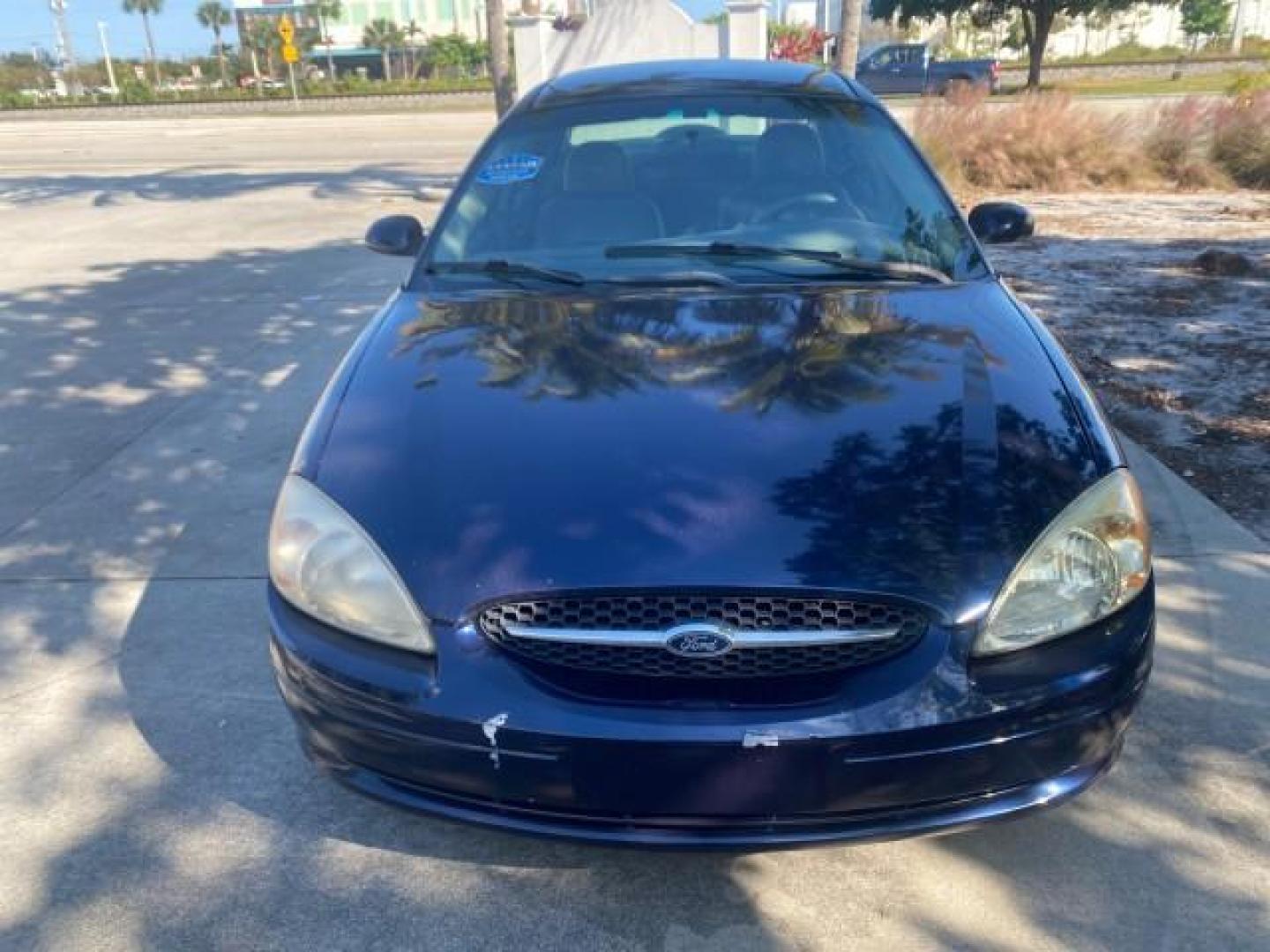 2000 Medium Royal Blue Metallic /Medium Graphite Ford Taurus SEL (1FAFP56S0YA) with an 3.0L DOHC SMPI 24-Valve V6 Duratec Engine engine, Automatic transmission, located at 4701 North Dixie Hwy, Pompano Beach, FL, 33064, (954) 422-2889, 26.240938, -80.123474 - OUR WEBPAGE FLORIDACARS1.COM HAS OVER 100 PHOTOS AND FREE CARFAX LINK 2000 FORD TAURUS SEL VIN: 1FAFP56S0YA125006 1 F A F P 5 6 S 0 Y A 1 2 5 0 0 6 SEDAN 4 DR 3.0L V6 F DOHC 24V GASOLINE 28 MPG FRONT WHEEL DRIVE Features ABS Brakes Air Conditioning Alloy Wheels AM/FM Stereo Automatic Transmission Au - Photo#98