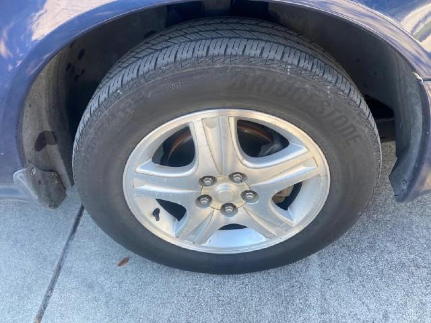 2000 Medium Royal Blue Metallic /Medium Graphite Ford Taurus SEL (1FAFP56S0YA) with an 3.0L DOHC SMPI 24-Valve V6 Duratec Engine engine, Automatic transmission, located at 4701 North Dixie Hwy, Pompano Beach, FL, 33064, (954) 422-2889, 26.240938, -80.123474 - OUR WEBPAGE FLORIDACARS1.COM HAS OVER 100 PHOTOS AND FREE CARFAX LINK 2000 FORD TAURUS SEL VIN: 1FAFP56S0YA125006 1 F A F P 5 6 S 0 Y A 1 2 5 0 0 6 SEDAN 4 DR 3.0L V6 F DOHC 24V GASOLINE 28 MPG FRONT WHEEL DRIVE Features ABS Brakes Air Conditioning Alloy Wheels AM/FM Stereo Automatic Transmission Au - Photo#99