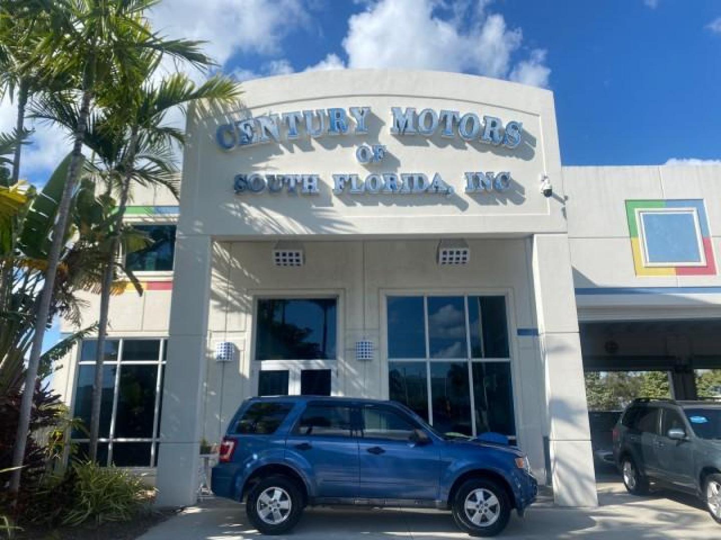 2009 Sport Blue Metallic /Stone Ford Escape XLS LOW MILES 25,482 (1FMCU02739K) with an 2.5L DOHC SEFI 16-Valve I4 Duratec Engine engine, Automatic transmission, located at 4701 North Dixie Hwy, Pompano Beach, FL, 33064, (954) 422-2889, 26.240938, -80.123474 - OUR WEBPAGE FLORIDACARS1.COM HAS OVER 100 PHOTOS AND FREE CARFAX LINK 2009 FORD ESCAPE XLS VIN: 1FMCU02739KA64641 1 F M C U 0 2 7 3 9 K A 6 4 6 4 1 4 DOOR WAGON/SPORT UTILITY 2.5L I4 F 16V GASOLINE 28 MPG FRONT WHEEL DRIVE Features ABS Brakes Air Conditioning Alloy Wheels AM/FM Stereo Automatic Tran - Photo#0