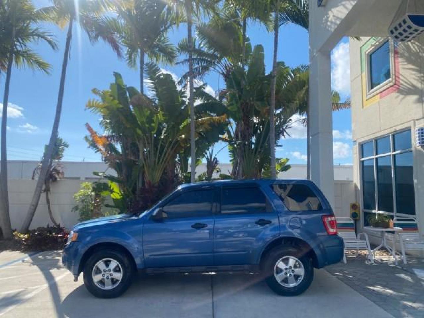 2009 Sport Blue Metallic /Stone Ford Escape XLS LOW MILES 25,482 (1FMCU02739K) with an 2.5L DOHC SEFI 16-Valve I4 Duratec Engine engine, Automatic transmission, located at 4701 North Dixie Hwy, Pompano Beach, FL, 33064, (954) 422-2889, 26.240938, -80.123474 - OUR WEBPAGE FLORIDACARS1.COM HAS OVER 100 PHOTOS AND FREE CARFAX LINK 2009 FORD ESCAPE XLS VIN: 1FMCU02739KA64641 1 F M C U 0 2 7 3 9 K A 6 4 6 4 1 4 DOOR WAGON/SPORT UTILITY 2.5L I4 F 16V GASOLINE 28 MPG FRONT WHEEL DRIVE Features ABS Brakes Air Conditioning Alloy Wheels AM/FM Stereo Automatic Tran - Photo#4