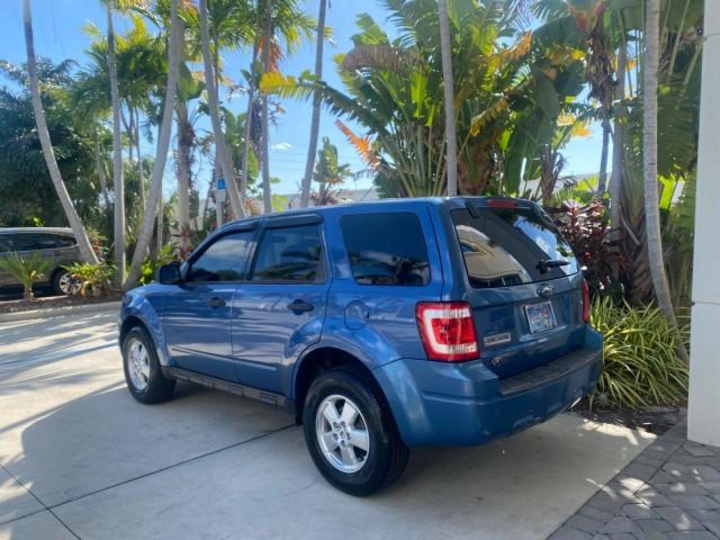 2009 Sport Blue Metallic /Stone Ford Escape XLS LOW MILES 25,482 (1FMCU02739K) with an 2.5L DOHC SEFI 16-Valve I4 Duratec Engine engine, Automatic transmission, located at 4701 North Dixie Hwy, Pompano Beach, FL, 33064, (954) 422-2889, 26.240938, -80.123474 - OUR WEBPAGE FLORIDACARS1.COM HAS OVER 100 PHOTOS AND FREE CARFAX LINK 2009 FORD ESCAPE XLS VIN: 1FMCU02739KA64641 1 F M C U 0 2 7 3 9 K A 6 4 6 4 1 4 DOOR WAGON/SPORT UTILITY 2.5L I4 F 16V GASOLINE 28 MPG FRONT WHEEL DRIVE Features ABS Brakes Air Conditioning Alloy Wheels AM/FM Stereo Automatic Tran - Photo#5