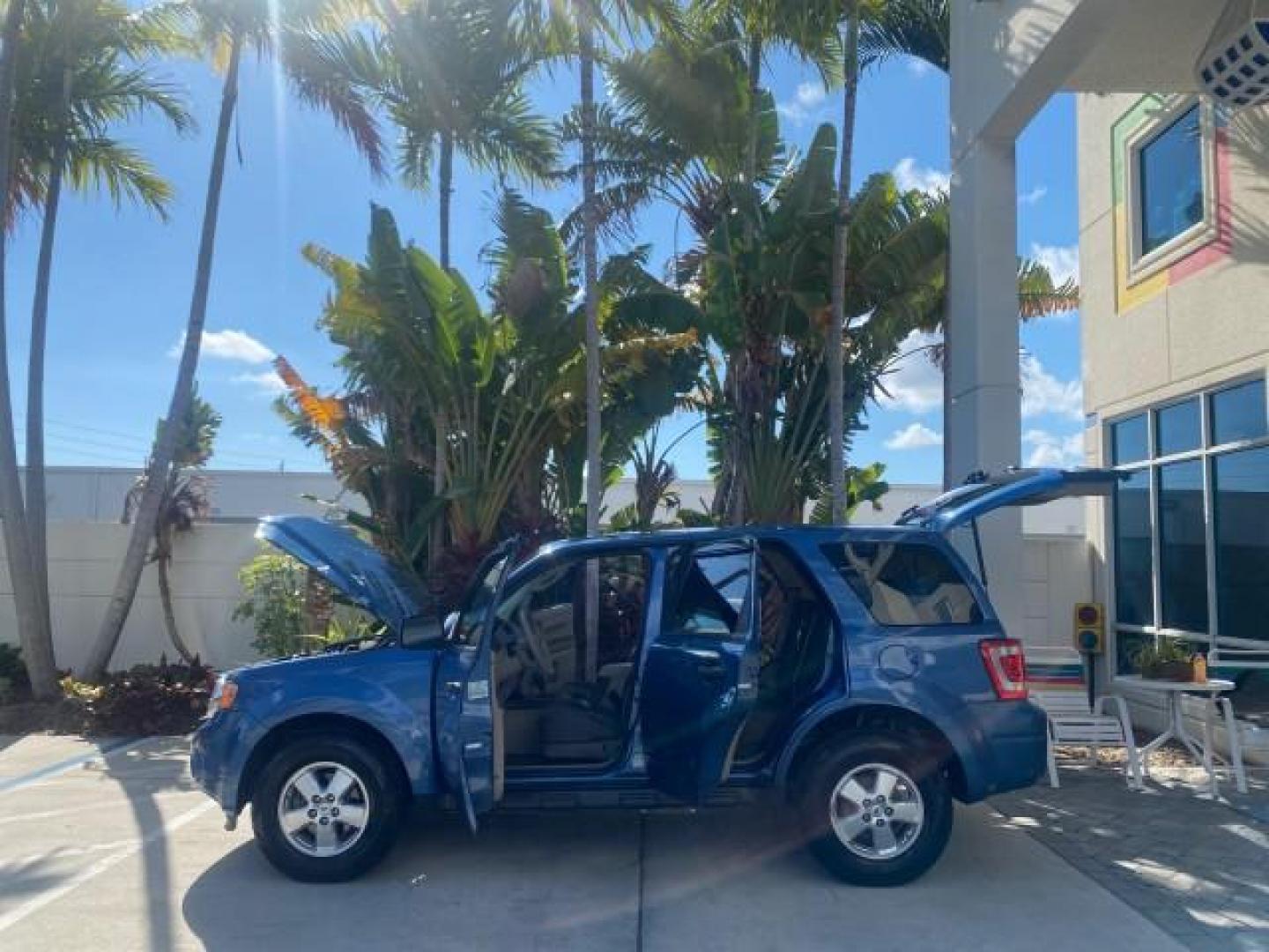 2009 Sport Blue Metallic /Stone Ford Escape XLS LOW MILES 25,482 (1FMCU02739K) with an 2.5L DOHC SEFI 16-Valve I4 Duratec Engine engine, Automatic transmission, located at 4701 North Dixie Hwy, Pompano Beach, FL, 33064, (954) 422-2889, 26.240938, -80.123474 - OUR WEBPAGE FLORIDACARS1.COM HAS OVER 100 PHOTOS AND FREE CARFAX LINK 2009 FORD ESCAPE XLS VIN: 1FMCU02739KA64641 1 F M C U 0 2 7 3 9 K A 6 4 6 4 1 4 DOOR WAGON/SPORT UTILITY 2.5L I4 F 16V GASOLINE 28 MPG FRONT WHEEL DRIVE Features ABS Brakes Air Conditioning Alloy Wheels AM/FM Stereo Automatic Tran - Photo#8