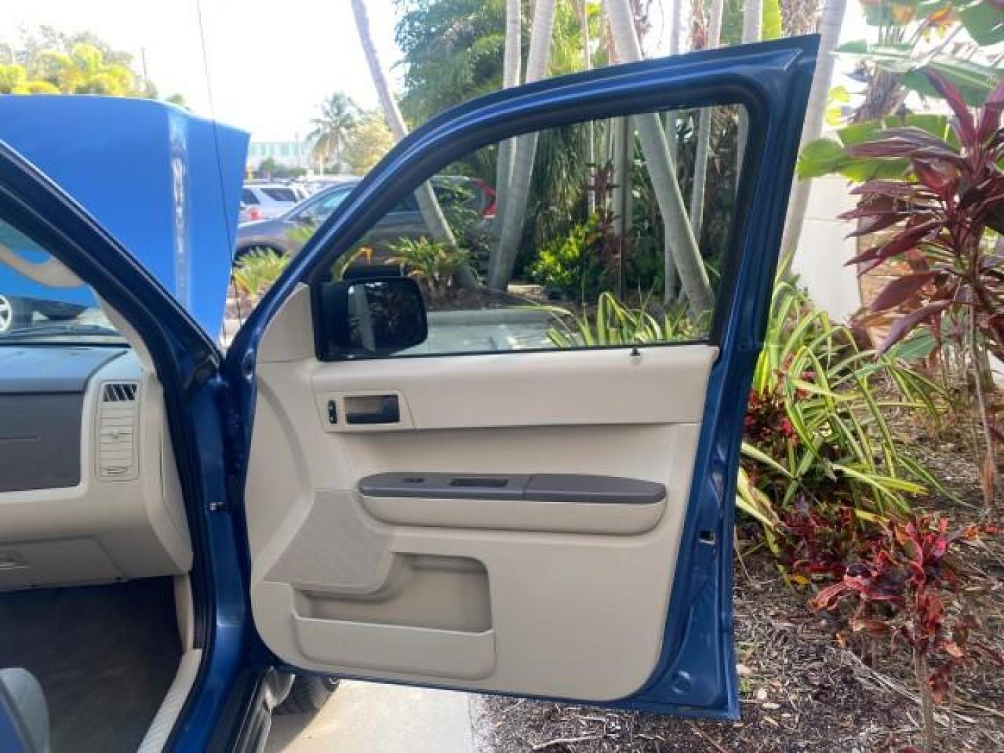 2009 Sport Blue Metallic /Stone Ford Escape XLS LOW MILES 25,482 (1FMCU02739K) with an 2.5L DOHC SEFI 16-Valve I4 Duratec Engine engine, Automatic transmission, located at 4701 North Dixie Hwy, Pompano Beach, FL, 33064, (954) 422-2889, 26.240938, -80.123474 - OUR WEBPAGE FLORIDACARS1.COM HAS OVER 100 PHOTOS AND FREE CARFAX LINK 2009 FORD ESCAPE XLS VIN: 1FMCU02739KA64641 1 F M C U 0 2 7 3 9 K A 6 4 6 4 1 4 DOOR WAGON/SPORT UTILITY 2.5L I4 F 16V GASOLINE 28 MPG FRONT WHEEL DRIVE Features ABS Brakes Air Conditioning Alloy Wheels AM/FM Stereo Automatic Tran - Photo#11