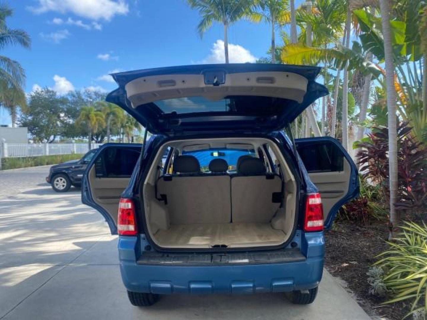 2009 Sport Blue Metallic /Stone Ford Escape XLS LOW MILES 25,482 (1FMCU02739K) with an 2.5L DOHC SEFI 16-Valve I4 Duratec Engine engine, Automatic transmission, located at 4701 North Dixie Hwy, Pompano Beach, FL, 33064, (954) 422-2889, 26.240938, -80.123474 - OUR WEBPAGE FLORIDACARS1.COM HAS OVER 100 PHOTOS AND FREE CARFAX LINK 2009 FORD ESCAPE XLS VIN: 1FMCU02739KA64641 1 F M C U 0 2 7 3 9 K A 6 4 6 4 1 4 DOOR WAGON/SPORT UTILITY 2.5L I4 F 16V GASOLINE 28 MPG FRONT WHEEL DRIVE Features ABS Brakes Air Conditioning Alloy Wheels AM/FM Stereo Automatic Tran - Photo#15