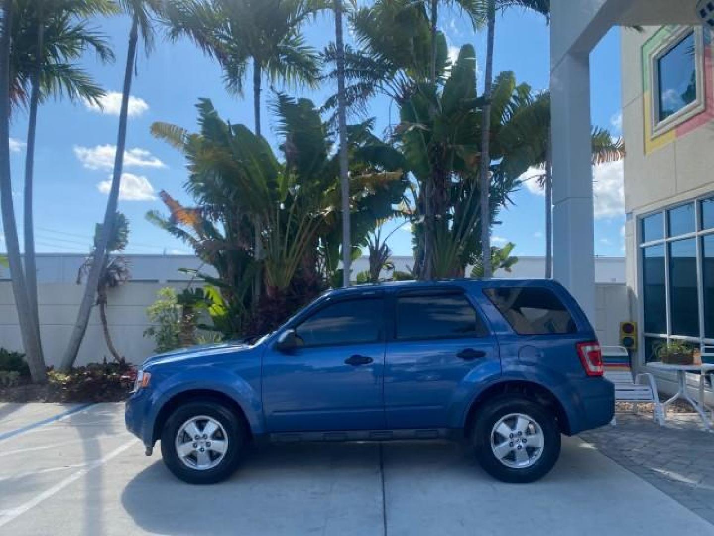 2009 Sport Blue Metallic /Stone Ford Escape XLS LOW MILES 25,482 (1FMCU02739K) with an 2.5L DOHC SEFI 16-Valve I4 Duratec Engine engine, Automatic transmission, located at 4701 North Dixie Hwy, Pompano Beach, FL, 33064, (954) 422-2889, 26.240938, -80.123474 - OUR WEBPAGE FLORIDACARS1.COM HAS OVER 100 PHOTOS AND FREE CARFAX LINK 2009 FORD ESCAPE XLS VIN: 1FMCU02739KA64641 1 F M C U 0 2 7 3 9 K A 6 4 6 4 1 4 DOOR WAGON/SPORT UTILITY 2.5L I4 F 16V GASOLINE 28 MPG FRONT WHEEL DRIVE Features ABS Brakes Air Conditioning Alloy Wheels AM/FM Stereo Automatic Tran - Photo#32