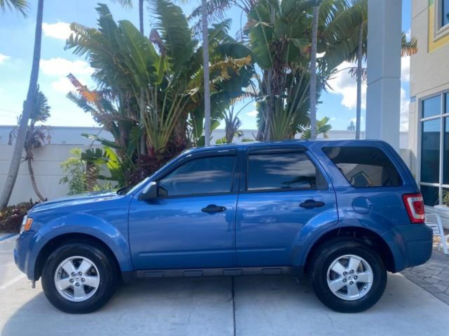2009 Sport Blue Metallic /Stone Ford Escape XLS LOW MILES 25,482 (1FMCU02739K) with an 2.5L DOHC SEFI 16-Valve I4 Duratec Engine engine, Automatic transmission, located at 4701 North Dixie Hwy, Pompano Beach, FL, 33064, (954) 422-2889, 26.240938, -80.123474 - OUR WEBPAGE FLORIDACARS1.COM HAS OVER 100 PHOTOS AND FREE CARFAX LINK 2009 FORD ESCAPE XLS VIN: 1FMCU02739KA64641 1 F M C U 0 2 7 3 9 K A 6 4 6 4 1 4 DOOR WAGON/SPORT UTILITY 2.5L I4 F 16V GASOLINE 28 MPG FRONT WHEEL DRIVE Features ABS Brakes Air Conditioning Alloy Wheels AM/FM Stereo Automatic Tran - Photo#33