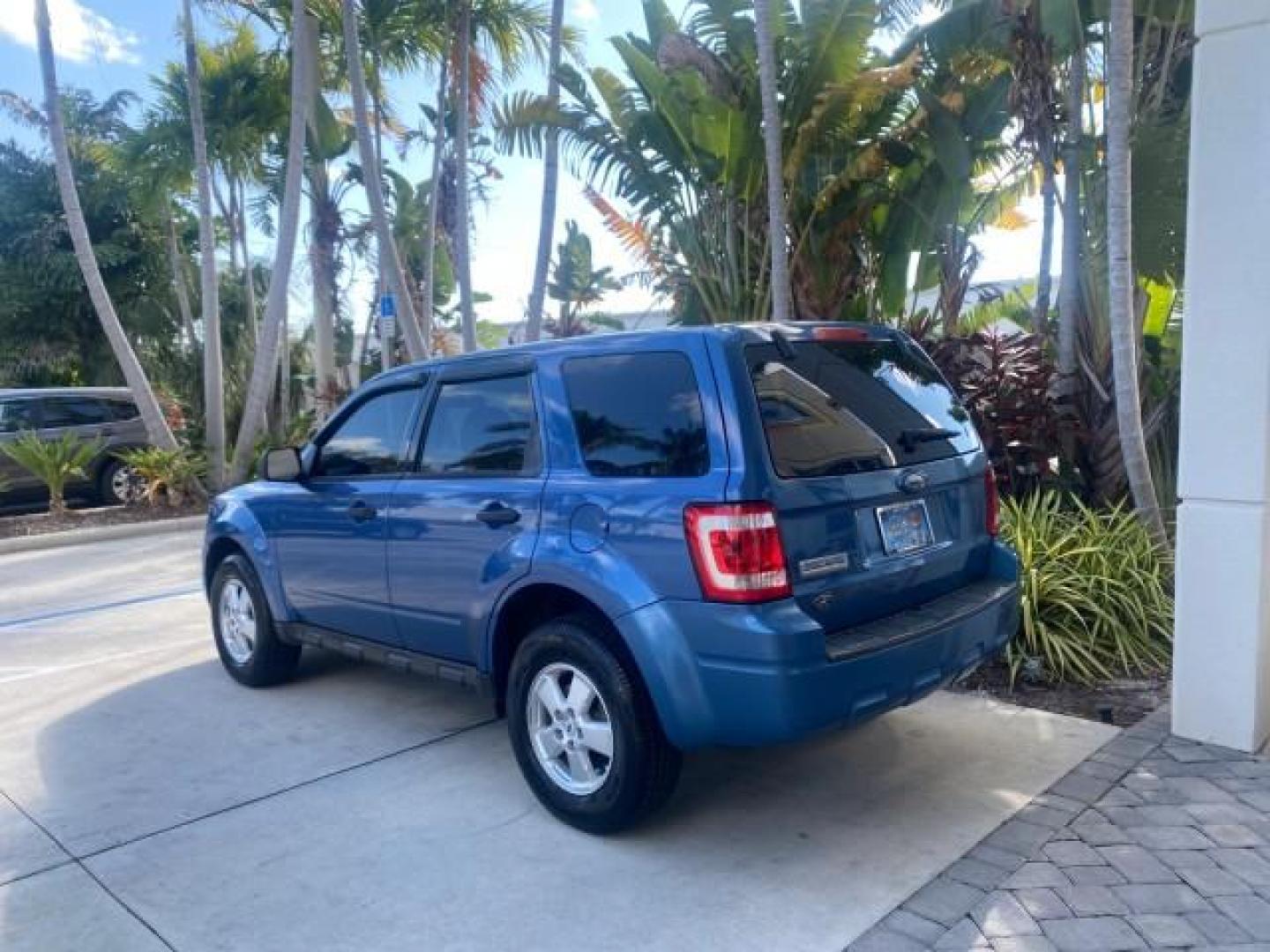 2009 Sport Blue Metallic /Stone Ford Escape XLS LOW MILES 25,482 (1FMCU02739K) with an 2.5L DOHC SEFI 16-Valve I4 Duratec Engine engine, Automatic transmission, located at 4701 North Dixie Hwy, Pompano Beach, FL, 33064, (954) 422-2889, 26.240938, -80.123474 - OUR WEBPAGE FLORIDACARS1.COM HAS OVER 100 PHOTOS AND FREE CARFAX LINK 2009 FORD ESCAPE XLS VIN: 1FMCU02739KA64641 1 F M C U 0 2 7 3 9 K A 6 4 6 4 1 4 DOOR WAGON/SPORT UTILITY 2.5L I4 F 16V GASOLINE 28 MPG FRONT WHEEL DRIVE Features ABS Brakes Air Conditioning Alloy Wheels AM/FM Stereo Automatic Tran - Photo#34