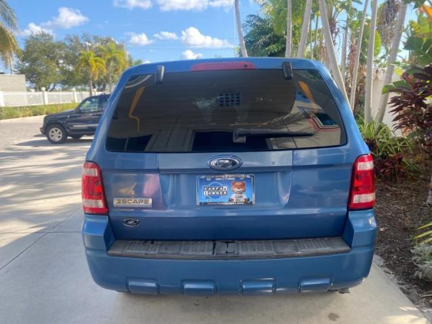 2009 Sport Blue Metallic /Stone Ford Escape XLS LOW MILES 25,482 (1FMCU02739K) with an 2.5L DOHC SEFI 16-Valve I4 Duratec Engine engine, Automatic transmission, located at 4701 North Dixie Hwy, Pompano Beach, FL, 33064, (954) 422-2889, 26.240938, -80.123474 - OUR WEBPAGE FLORIDACARS1.COM HAS OVER 100 PHOTOS AND FREE CARFAX LINK 2009 FORD ESCAPE XLS VIN: 1FMCU02739KA64641 1 F M C U 0 2 7 3 9 K A 6 4 6 4 1 4 DOOR WAGON/SPORT UTILITY 2.5L I4 F 16V GASOLINE 28 MPG FRONT WHEEL DRIVE Features ABS Brakes Air Conditioning Alloy Wheels AM/FM Stereo Automatic Tran - Photo#37