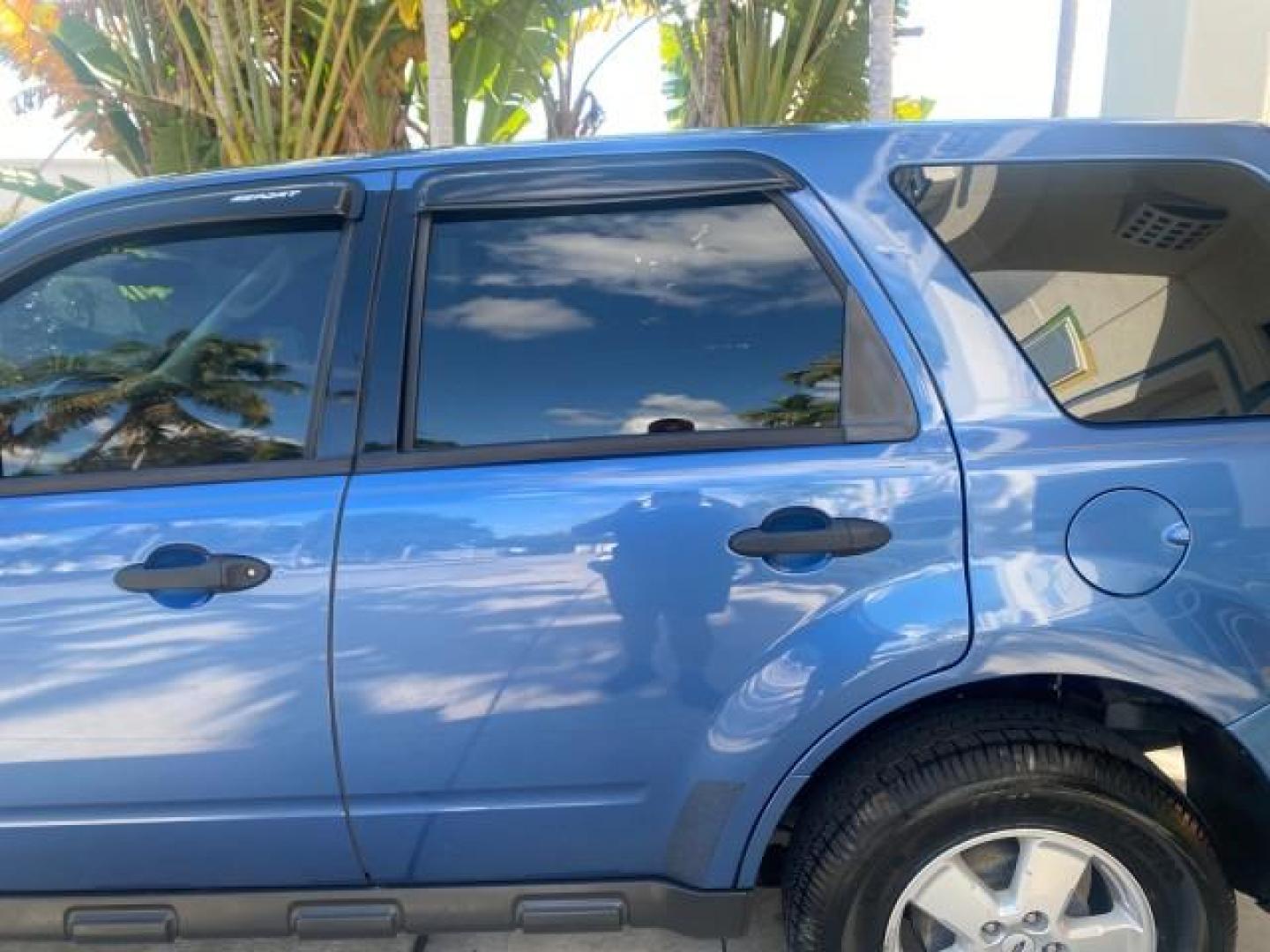 2009 Sport Blue Metallic /Stone Ford Escape XLS LOW MILES 25,482 (1FMCU02739K) with an 2.5L DOHC SEFI 16-Valve I4 Duratec Engine engine, Automatic transmission, located at 4701 North Dixie Hwy, Pompano Beach, FL, 33064, (954) 422-2889, 26.240938, -80.123474 - OUR WEBPAGE FLORIDACARS1.COM HAS OVER 100 PHOTOS AND FREE CARFAX LINK 2009 FORD ESCAPE XLS VIN: 1FMCU02739KA64641 1 F M C U 0 2 7 3 9 K A 6 4 6 4 1 4 DOOR WAGON/SPORT UTILITY 2.5L I4 F 16V GASOLINE 28 MPG FRONT WHEEL DRIVE Features ABS Brakes Air Conditioning Alloy Wheels AM/FM Stereo Automatic Tran - Photo#71