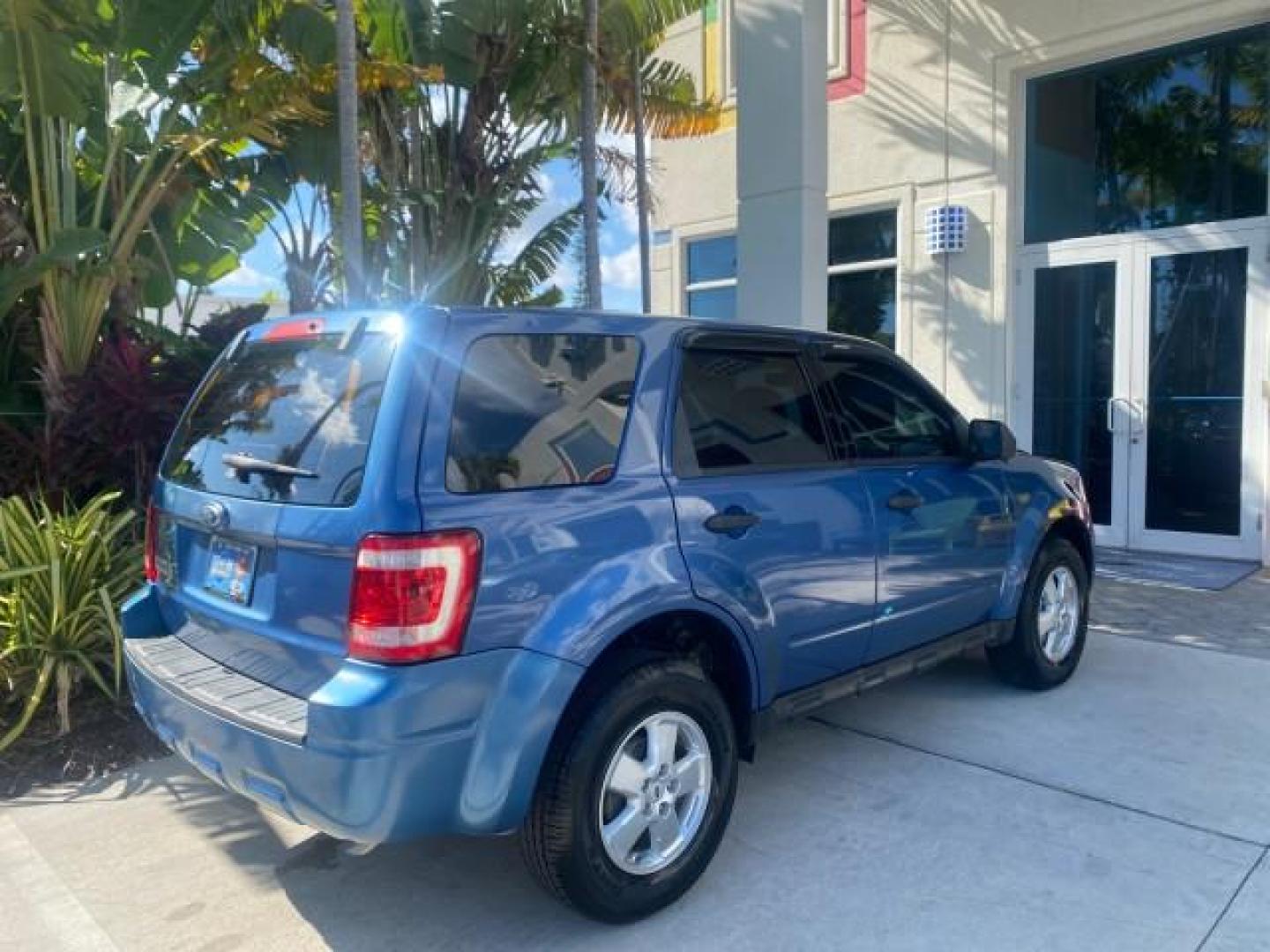 2009 Sport Blue Metallic /Stone Ford Escape XLS LOW MILES 25,482 (1FMCU02739K) with an 2.5L DOHC SEFI 16-Valve I4 Duratec Engine engine, Automatic transmission, located at 4701 North Dixie Hwy, Pompano Beach, FL, 33064, (954) 422-2889, 26.240938, -80.123474 - OUR WEBPAGE FLORIDACARS1.COM HAS OVER 100 PHOTOS AND FREE CARFAX LINK 2009 FORD ESCAPE XLS VIN: 1FMCU02739KA64641 1 F M C U 0 2 7 3 9 K A 6 4 6 4 1 4 DOOR WAGON/SPORT UTILITY 2.5L I4 F 16V GASOLINE 28 MPG FRONT WHEEL DRIVE Features ABS Brakes Air Conditioning Alloy Wheels AM/FM Stereo Automatic Tran - Photo#99