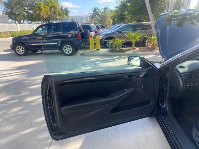2006 Black /Dark Stone Toyota Camry Solara SE V6 CONV LOW MILES 57,572 (4T1FA38P16U) with an 3.3L DOHC SMPI 24-Valve V6 Engine engine, Automatic transmission, located at 4701 North Dixie Hwy, Pompano Beach, FL, 33064, (954) 422-2889, 26.240938, -80.123474 - OUR WEBPAGE FLORIDACARS1.COM HAS OVER 100 PHOTOS AND FREE CARFAX LINK 2006 TOYOTA CAMRY SOLARA SE V6 VIN: 4T1FA38P16U086295 4 T 1 F A 3 8 P 1 6 U 0 8 6 2 9 5 CONVERTIBLE 3.3L V6 F DOHC 24V GASOLINE 29 MPG FRONT WHEEL DRIVE Features ABS Brakes Air Conditioning Alloy Wheels AM/FM Stereo Automatic Tran - Photo#9