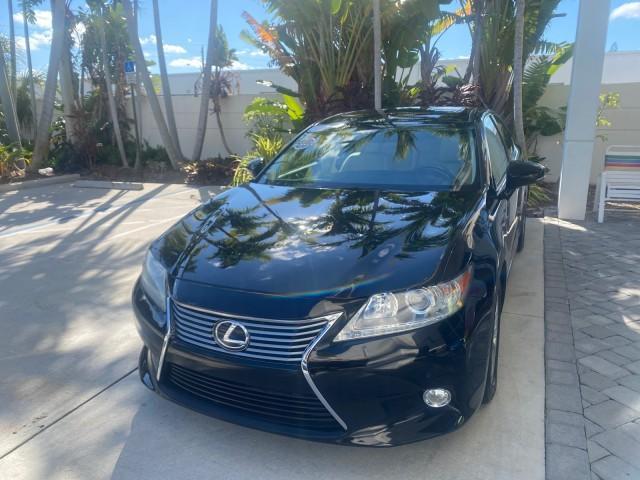 2013 Obsidian /Parchment Lexus ES 350 4dr Sdn LOW MILES 17,959 1 OWNER (JTHBK1GGXD2) with an 3.5L DOHC SFI 24-Valve V6 Engine engine, Automatic transmission, located at 4701 North Dixie Hwy, Pompano Beach, FL, 33064, (954) 422-2889, 26.240938, -80.123474 - OUR WEBPAGE FLORIDACARS1.COM HAS OVER 100 PHOTOS AND FREE CARFAX LINK 2013 LEXUS ES 350 - THIS IS THE LOWEST MILEAGE ONE IN THE COUNTRY FOR SALE 17,959 VIN: JTHBK1GGXD2003380 J T H B K 1 G G X D 2 0 0 3 3 8 0 SEDAN 4 DR 3.5L V6 F DOHC 24V GASOLINE 31 MPG FRONT WHEEL DRIVE Features A/C Seat(s) ABS Br - Photo#3