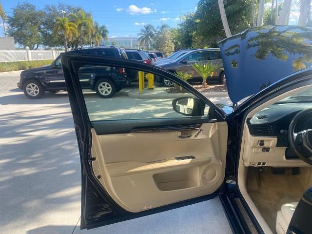2013 Obsidian /Parchment Lexus ES 350 4dr Sdn LOW MILES 17,959 1 OWNER (JTHBK1GGXD2) with an 3.5L DOHC SFI 24-Valve V6 Engine engine, Automatic transmission, located at 4701 North Dixie Hwy, Pompano Beach, FL, 33064, (954) 422-2889, 26.240938, -80.123474 - OUR WEBPAGE FLORIDACARS1.COM HAS OVER 100 PHOTOS AND FREE CARFAX LINK 2013 LEXUS ES 350 - THIS IS THE LOWEST MILEAGE ONE IN THE COUNTRY FOR SALE 17,959 VIN: JTHBK1GGXD2003380 J T H B K 1 G G X D 2 0 0 3 3 8 0 SEDAN 4 DR 3.5L V6 F DOHC 24V GASOLINE 31 MPG FRONT WHEEL DRIVE Features A/C Seat(s) ABS Br - Photo#9