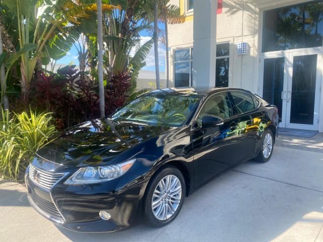 2013 Obsidian /Parchment Lexus ES 350 4dr Sdn LOW MILES 17,959 1 OWNER (JTHBK1GGXD2) with an 3.5L DOHC SFI 24-Valve V6 Engine engine, Automatic transmission, located at 4701 North Dixie Hwy, Pompano Beach, FL, 33064, (954) 422-2889, 26.240938, -80.123474 - OUR WEBPAGE FLORIDACARS1.COM HAS OVER 100 PHOTOS AND FREE CARFAX LINK 2013 LEXUS ES 350 - THIS IS THE LOWEST MILEAGE ONE IN THE COUNTRY FOR SALE 17,959 VIN: JTHBK1GGXD2003380 J T H B K 1 G G X D 2 0 0 3 3 8 0 SEDAN 4 DR 3.5L V6 F DOHC 24V GASOLINE 31 MPG FRONT WHEEL DRIVE Features A/C Seat(s) ABS Br - Photo#28