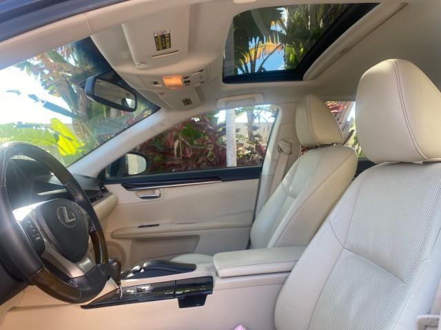2013 Obsidian /Parchment Lexus ES 350 4dr Sdn LOW MILES 17,959 1 OWNER (JTHBK1GGXD2) with an 3.5L DOHC SFI 24-Valve V6 Engine engine, Automatic transmission, located at 4701 North Dixie Hwy, Pompano Beach, FL, 33064, (954) 422-2889, 26.240938, -80.123474 - OUR WEBPAGE FLORIDACARS1.COM HAS OVER 100 PHOTOS AND FREE CARFAX LINK 2013 LEXUS ES 350 - THIS IS THE LOWEST MILEAGE ONE IN THE COUNTRY FOR SALE 17,959 VIN: JTHBK1GGXD2003380 J T H B K 1 G G X D 2 0 0 3 3 8 0 SEDAN 4 DR 3.5L V6 F DOHC 24V GASOLINE 31 MPG FRONT WHEEL DRIVE Features A/C Seat(s) ABS Br - Photo#43