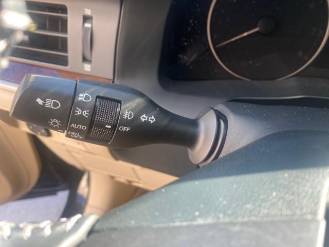 2013 Obsidian /Parchment Lexus ES 350 4dr Sdn LOW MILES 17,959 1 OWNER (JTHBK1GGXD2) with an 3.5L DOHC SFI 24-Valve V6 Engine engine, Automatic transmission, located at 4701 North Dixie Hwy, Pompano Beach, FL, 33064, (954) 422-2889, 26.240938, -80.123474 - OUR WEBPAGE FLORIDACARS1.COM HAS OVER 100 PHOTOS AND FREE CARFAX LINK 2013 LEXUS ES 350 - THIS IS THE LOWEST MILEAGE ONE IN THE COUNTRY FOR SALE 17,959 VIN: JTHBK1GGXD2003380 J T H B K 1 G G X D 2 0 0 3 3 8 0 SEDAN 4 DR 3.5L V6 F DOHC 24V GASOLINE 31 MPG FRONT WHEEL DRIVE Features A/C Seat(s) ABS Br - Photo#52