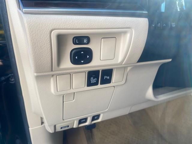 2013 Obsidian /Parchment Lexus ES 350 4dr Sdn LOW MILES 17,959 1 OWNER (JTHBK1GGXD2) with an 3.5L DOHC SFI 24-Valve V6 Engine engine, Automatic transmission, located at 4701 North Dixie Hwy, Pompano Beach, FL, 33064, (954) 422-2889, 26.240938, -80.123474 - OUR WEBPAGE FLORIDACARS1.COM HAS OVER 100 PHOTOS AND FREE CARFAX LINK 2013 LEXUS ES 350 - THIS IS THE LOWEST MILEAGE ONE IN THE COUNTRY FOR SALE 17,959 VIN: JTHBK1GGXD2003380 J T H B K 1 G G X D 2 0 0 3 3 8 0 SEDAN 4 DR 3.5L V6 F DOHC 24V GASOLINE 31 MPG FRONT WHEEL DRIVE Features A/C Seat(s) ABS Br - Photo#54