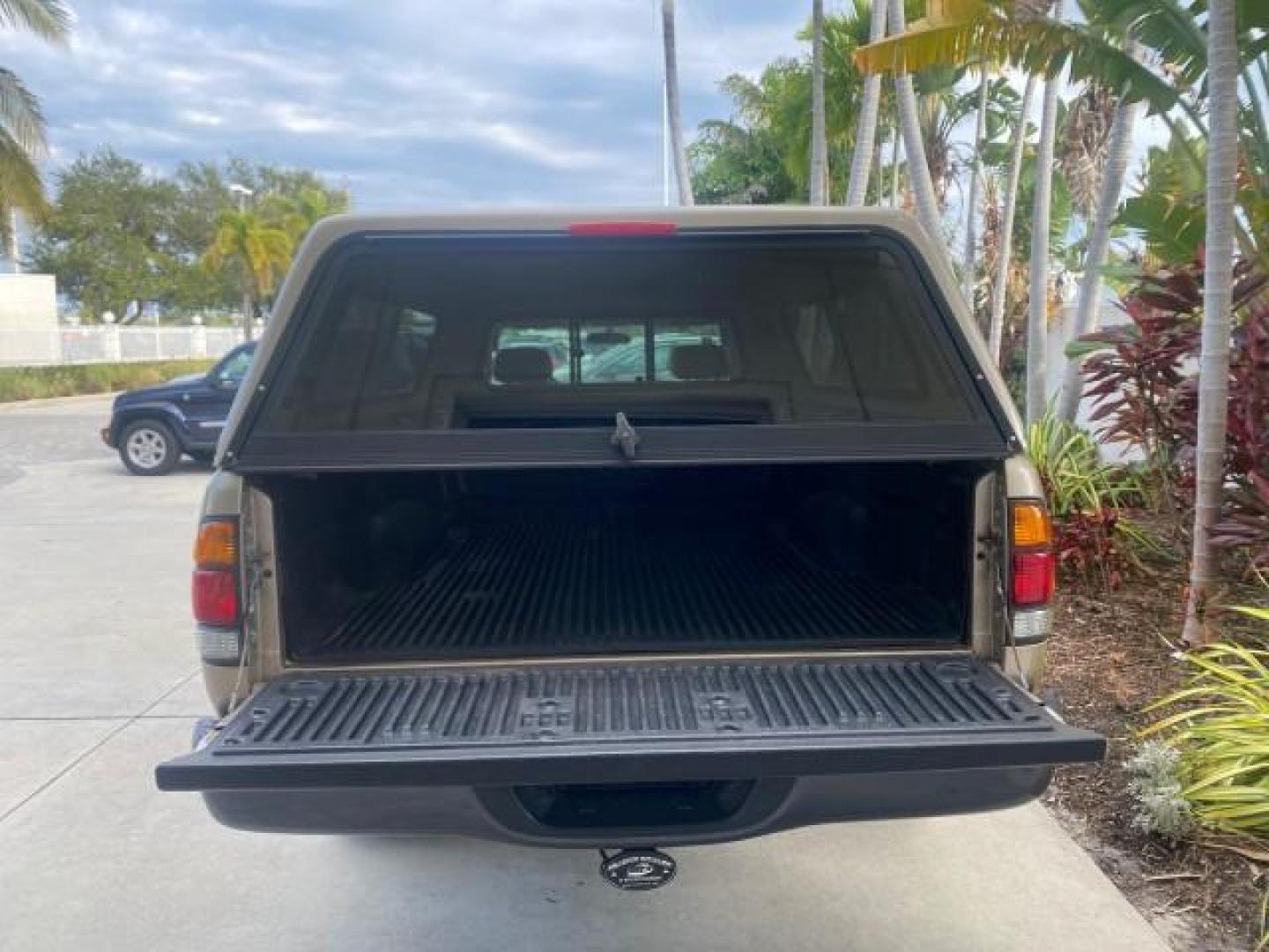 2001 Desert Sand Metallic /Oak Toyota Tundra LOW MILES 65,445 1 OWNER (5TBJN32151S) with an 3.4L DOHC EFI 24-Valve V6 Engine engine, Automatic transmission, located at 4701 North Dixie Hwy, Pompano Beach, FL, 33064, (954) 422-2889, 26.240938, -80.123474 - OUR WEBPAGE FLORIDACARS1.COM HAS OVER 100 PHOTOS AND FREE CARFAX LINK 2001 TOYOTA TUNDRA VIN: 5TBJN32151S215443 5 T B J N 3 2 1 5 1 S 2 1 5 4 4 3 PICKUP 3.4L V6 F DOHC 24V GASOLINE 20 MPG REAR WHEEL DRIVE Features Air Conditioning AM/FM Stereo Automatic Transmission Bed Cover Cassette Player Cloth S - Photo#82