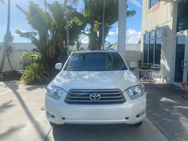 2010 Blizzard Pearl /Black Toyota Highlander SE LOW MILES 55,307 4WD (5TDJK3EH9AS) with an 3.5L V6 Cylinder Engine engine, Automatic transmission, located at 4701 North Dixie Hwy, Pompano Beach, FL, 33064, (954) 422-2889, 26.240938, -80.123474 - OUR WEBPAGE FLORIDACARS1.COM HAS OVER 100 PHOTOS AND FREE CARFAX LINK 2010 TOYOTA HIGHLANDER SE 4 WHEEL DRIVE THIRD ROW SUNROOF PEARL WHITE LEATHER TOW PACKAGE VIN: 5TDJK3EH9AS008451 5 T D J K 3 E H 9 A S 0 0 8 4 5 1 4 DOOR WAGON/SPORT UTILITY 3.5L V6 F DOHC 24V GASOLINE 23 MPG ALL WHEEL DRIVE Featu - Photo#2