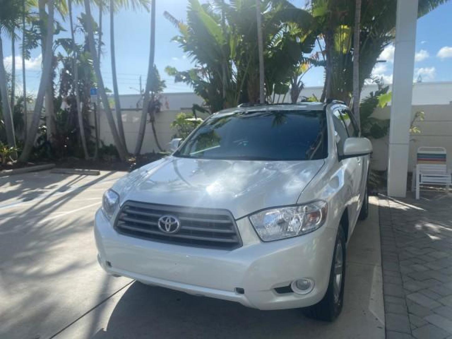2010 Blizzard Pearl /Black Toyota Highlander SE LOW MILES 55,307 4WD (5TDJK3EH9AS) with an 3.5L V6 Cylinder Engine engine, Automatic transmission, located at 4701 North Dixie Hwy, Pompano Beach, FL, 33064, (954) 422-2889, 26.240938, -80.123474 - OUR WEBPAGE FLORIDACARS1.COM HAS OVER 100 PHOTOS AND FREE CARFAX LINK 2010 TOYOTA HIGHLANDER SE 4 WHEEL DRIVE THIRD ROW SUNROOF PEARL WHITE LEATHER TOW PACKAGE VIN: 5TDJK3EH9AS008451 5 T D J K 3 E H 9 A S 0 0 8 4 5 1 4 DOOR WAGON/SPORT UTILITY 3.5L V6 F DOHC 24V GASOLINE 23 MPG ALL WHEEL DRIVE Featu - Photo#3