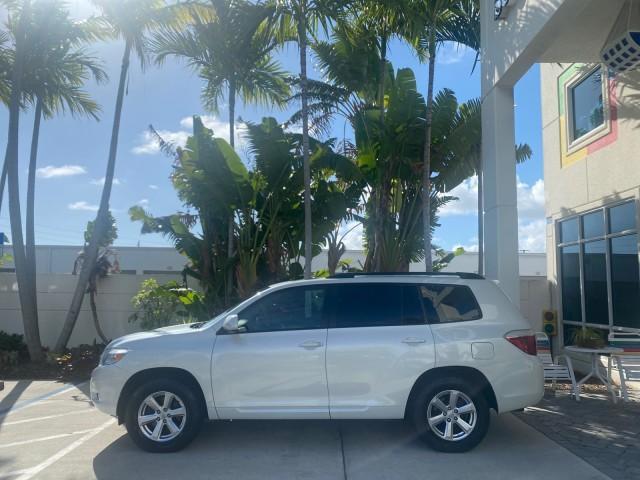 2010 Blizzard Pearl /Black Toyota Highlander SE LOW MILES 55,307 4WD (5TDJK3EH9AS) with an 3.5L V6 Cylinder Engine engine, Automatic transmission, located at 4701 North Dixie Hwy, Pompano Beach, FL, 33064, (954) 422-2889, 26.240938, -80.123474 - OUR WEBPAGE FLORIDACARS1.COM HAS OVER 100 PHOTOS AND FREE CARFAX LINK 2010 TOYOTA HIGHLANDER SE 4 WHEEL DRIVE THIRD ROW SUNROOF PEARL WHITE LEATHER TOW PACKAGE VIN: 5TDJK3EH9AS008451 5 T D J K 3 E H 9 A S 0 0 8 4 5 1 4 DOOR WAGON/SPORT UTILITY 3.5L V6 F DOHC 24V GASOLINE 23 MPG ALL WHEEL DRIVE Featu - Photo#4