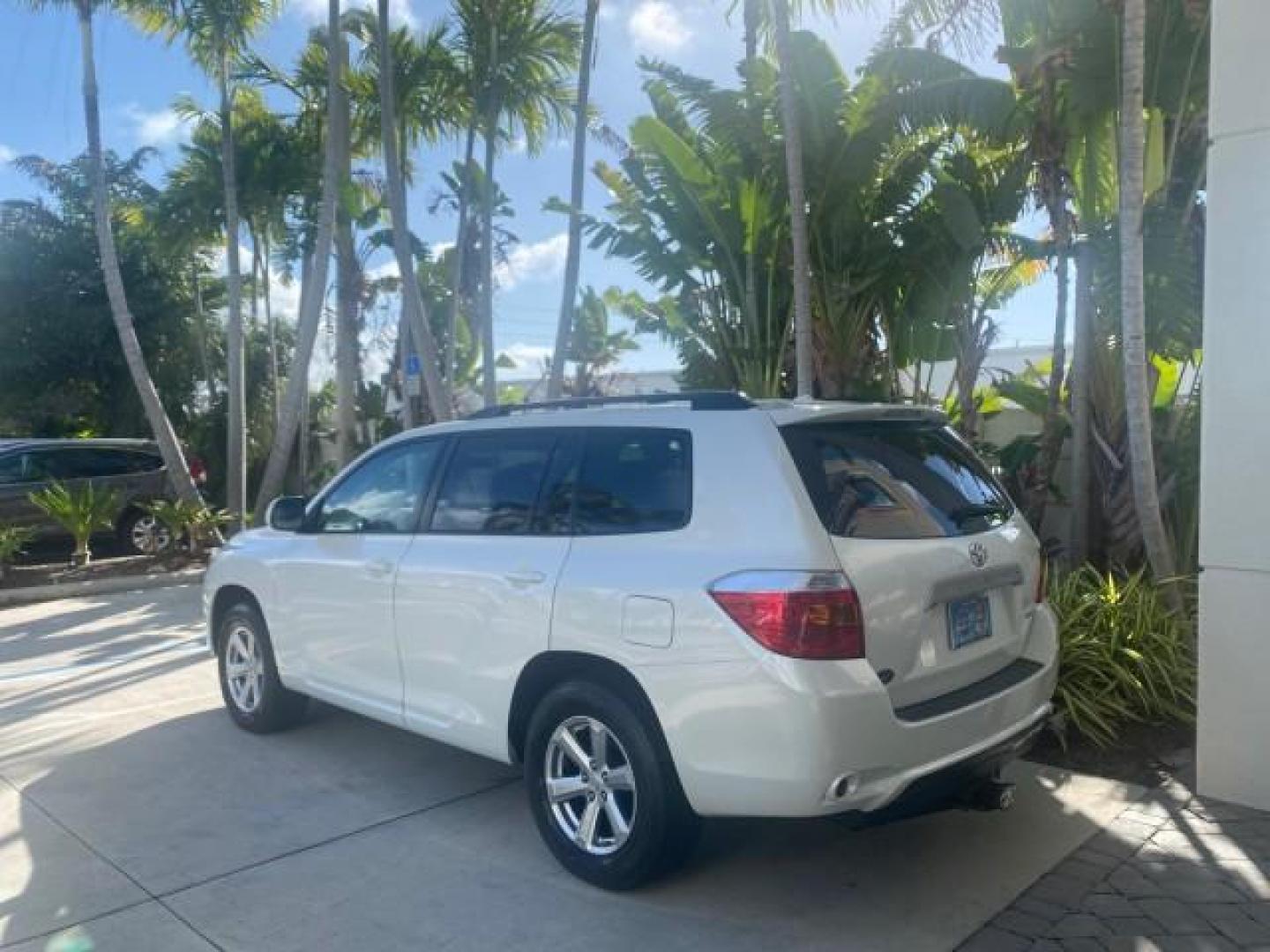 2010 Blizzard Pearl /Black Toyota Highlander SE LOW MILES 55,307 4WD (5TDJK3EH9AS) with an 3.5L V6 Cylinder Engine engine, Automatic transmission, located at 4701 North Dixie Hwy, Pompano Beach, FL, 33064, (954) 422-2889, 26.240938, -80.123474 - OUR WEBPAGE FLORIDACARS1.COM HAS OVER 100 PHOTOS AND FREE CARFAX LINK 2010 TOYOTA HIGHLANDER SE 4 WHEEL DRIVE THIRD ROW SUNROOF PEARL WHITE LEATHER TOW PACKAGE VIN: 5TDJK3EH9AS008451 5 T D J K 3 E H 9 A S 0 0 8 4 5 1 4 DOOR WAGON/SPORT UTILITY 3.5L V6 F DOHC 24V GASOLINE 23 MPG ALL WHEEL DRIVE Featu - Photo#5