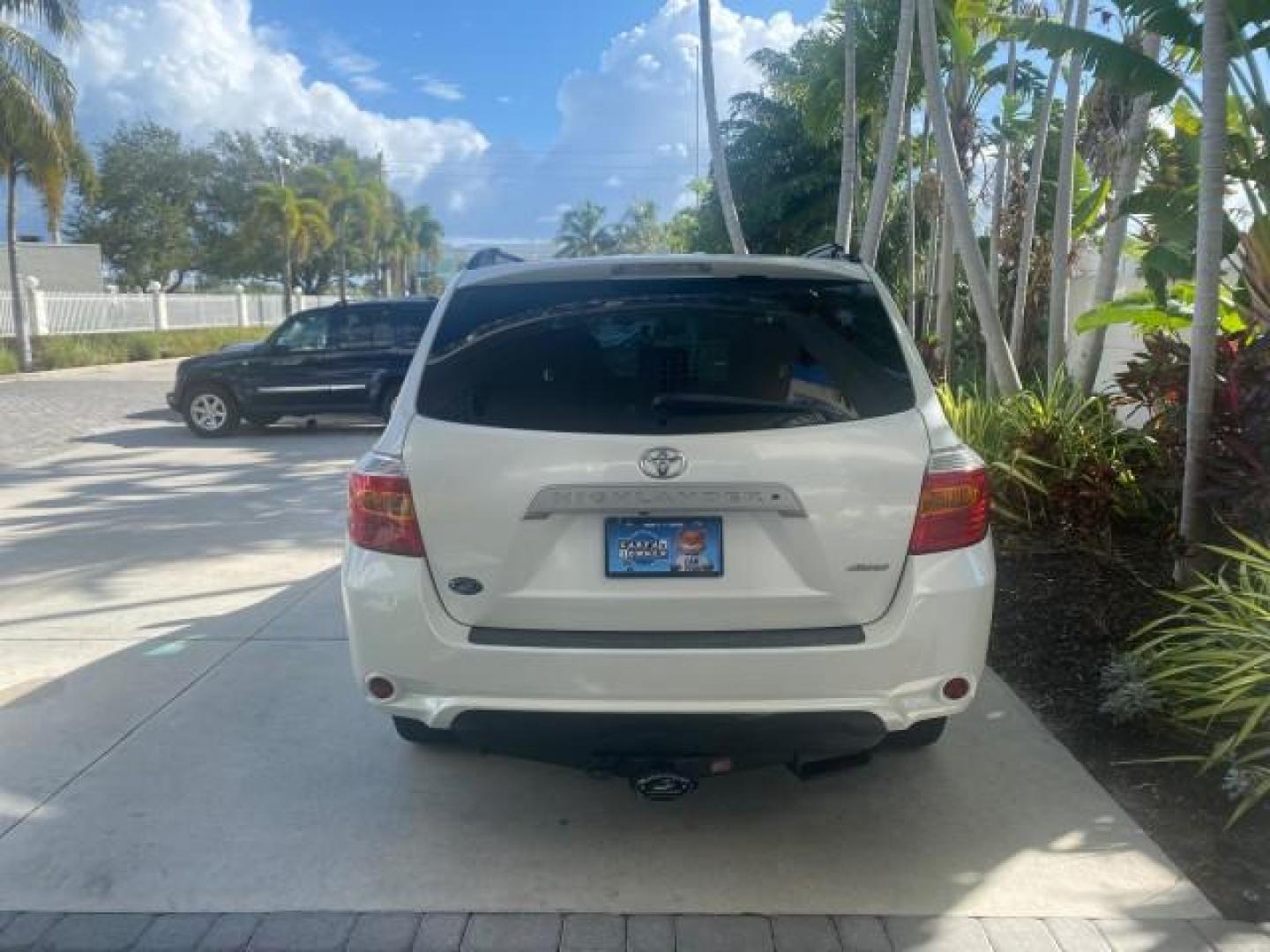 2010 Blizzard Pearl /Black Toyota Highlander SE LOW MILES 55,307 4WD (5TDJK3EH9AS) with an 3.5L V6 Cylinder Engine engine, Automatic transmission, located at 4701 North Dixie Hwy, Pompano Beach, FL, 33064, (954) 422-2889, 26.240938, -80.123474 - OUR WEBPAGE FLORIDACARS1.COM HAS OVER 100 PHOTOS AND FREE CARFAX LINK 2010 TOYOTA HIGHLANDER SE 4 WHEEL DRIVE THIRD ROW SUNROOF PEARL WHITE LEATHER TOW PACKAGE VIN: 5TDJK3EH9AS008451 5 T D J K 3 E H 9 A S 0 0 8 4 5 1 4 DOOR WAGON/SPORT UTILITY 3.5L V6 F DOHC 24V GASOLINE 23 MPG ALL WHEEL DRIVE Featu - Photo#6