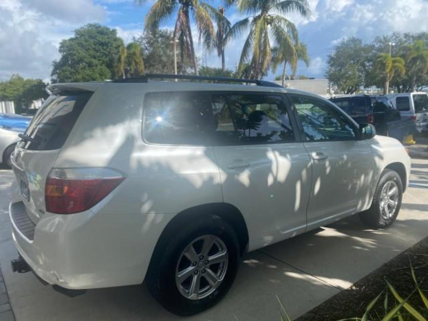 2010 Blizzard Pearl /Black Toyota Highlander SE LOW MILES 55,307 4WD (5TDJK3EH9AS) with an 3.5L V6 Cylinder Engine engine, Automatic transmission, located at 4701 North Dixie Hwy, Pompano Beach, FL, 33064, (954) 422-2889, 26.240938, -80.123474 - OUR WEBPAGE FLORIDACARS1.COM HAS OVER 100 PHOTOS AND FREE CARFAX LINK 2010 TOYOTA HIGHLANDER SE 4 WHEEL DRIVE THIRD ROW SUNROOF PEARL WHITE LEATHER TOW PACKAGE VIN: 5TDJK3EH9AS008451 5 T D J K 3 E H 9 A S 0 0 8 4 5 1 4 DOOR WAGON/SPORT UTILITY 3.5L V6 F DOHC 24V GASOLINE 23 MPG ALL WHEEL DRIVE Featu - Photo#7