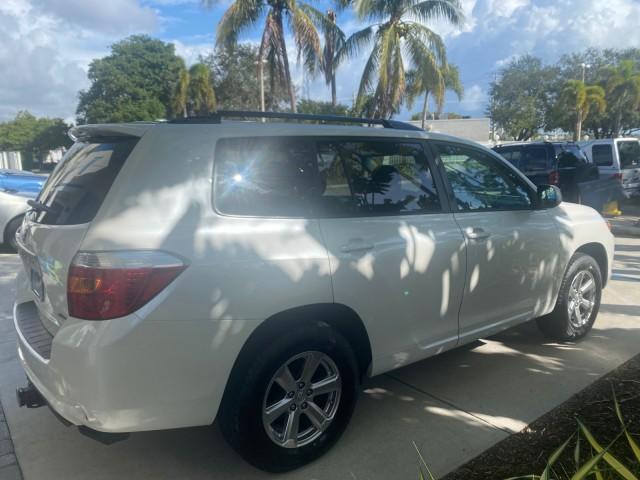 2010 Blizzard Pearl /Black Toyota Highlander SE LOW MILES 55,307 4WD (5TDJK3EH9AS) with an 3.5L V6 Cylinder Engine engine, Automatic transmission, located at 4701 North Dixie Hwy, Pompano Beach, FL, 33064, (954) 422-2889, 26.240938, -80.123474 - OUR WEBPAGE FLORIDACARS1.COM HAS OVER 100 PHOTOS AND FREE CARFAX LINK 2010 TOYOTA HIGHLANDER SE 4 WHEEL DRIVE THIRD ROW SUNROOF PEARL WHITE LEATHER TOW PACKAGE VIN: 5TDJK3EH9AS008451 5 T D J K 3 E H 9 A S 0 0 8 4 5 1 4 DOOR WAGON/SPORT UTILITY 3.5L V6 F DOHC 24V GASOLINE 23 MPG ALL WHEEL DRIVE Featu - Photo#7