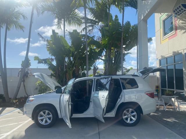 2010 Blizzard Pearl /Black Toyota Highlander SE LOW MILES 55,307 4WD (5TDJK3EH9AS) with an 3.5L V6 Cylinder Engine engine, Automatic transmission, located at 4701 North Dixie Hwy, Pompano Beach, FL, 33064, (954) 422-2889, 26.240938, -80.123474 - OUR WEBPAGE FLORIDACARS1.COM HAS OVER 100 PHOTOS AND FREE CARFAX LINK 2010 TOYOTA HIGHLANDER SE 4 WHEEL DRIVE THIRD ROW SUNROOF PEARL WHITE LEATHER TOW PACKAGE VIN: 5TDJK3EH9AS008451 5 T D J K 3 E H 9 A S 0 0 8 4 5 1 4 DOOR WAGON/SPORT UTILITY 3.5L V6 F DOHC 24V GASOLINE 23 MPG ALL WHEEL DRIVE Featu - Photo#8