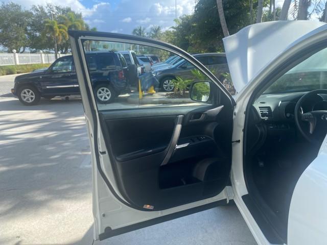 2010 Blizzard Pearl /Black Toyota Highlander SE LOW MILES 55,307 4WD (5TDJK3EH9AS) with an 3.5L V6 Cylinder Engine engine, Automatic transmission, located at 4701 North Dixie Hwy, Pompano Beach, FL, 33064, (954) 422-2889, 26.240938, -80.123474 - OUR WEBPAGE FLORIDACARS1.COM HAS OVER 100 PHOTOS AND FREE CARFAX LINK 2010 TOYOTA HIGHLANDER SE 4 WHEEL DRIVE THIRD ROW SUNROOF PEARL WHITE LEATHER TOW PACKAGE VIN: 5TDJK3EH9AS008451 5 T D J K 3 E H 9 A S 0 0 8 4 5 1 4 DOOR WAGON/SPORT UTILITY 3.5L V6 F DOHC 24V GASOLINE 23 MPG ALL WHEEL DRIVE Featu - Photo#9