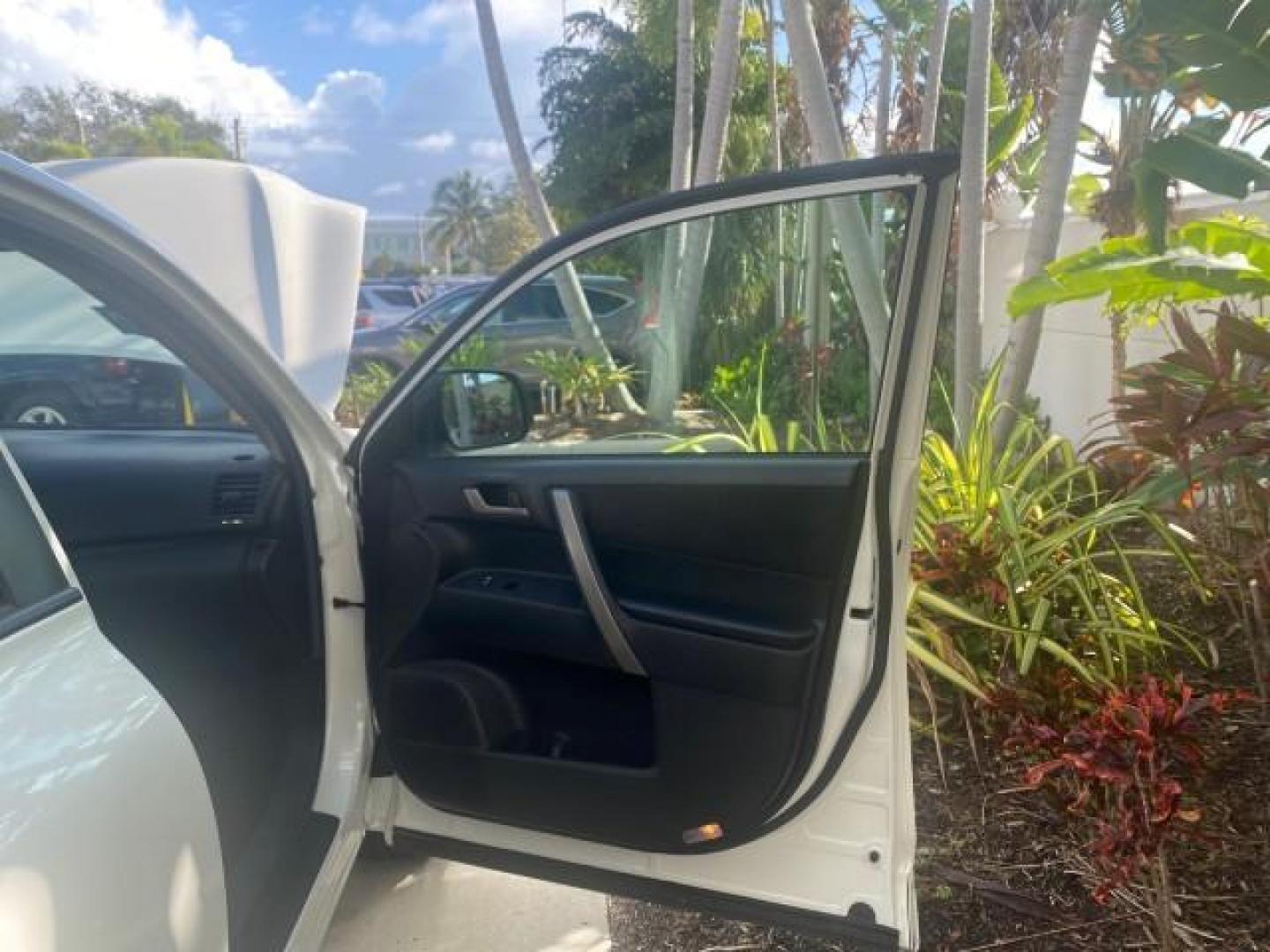 2010 Blizzard Pearl /Black Toyota Highlander SE LOW MILES 55,307 4WD (5TDJK3EH9AS) with an 3.5L V6 Cylinder Engine engine, Automatic transmission, located at 4701 North Dixie Hwy, Pompano Beach, FL, 33064, (954) 422-2889, 26.240938, -80.123474 - OUR WEBPAGE FLORIDACARS1.COM HAS OVER 100 PHOTOS AND FREE CARFAX LINK 2010 TOYOTA HIGHLANDER SE 4 WHEEL DRIVE THIRD ROW SUNROOF PEARL WHITE LEATHER TOW PACKAGE VIN: 5TDJK3EH9AS008451 5 T D J K 3 E H 9 A S 0 0 8 4 5 1 4 DOOR WAGON/SPORT UTILITY 3.5L V6 F DOHC 24V GASOLINE 23 MPG ALL WHEEL DRIVE Featu - Photo#11